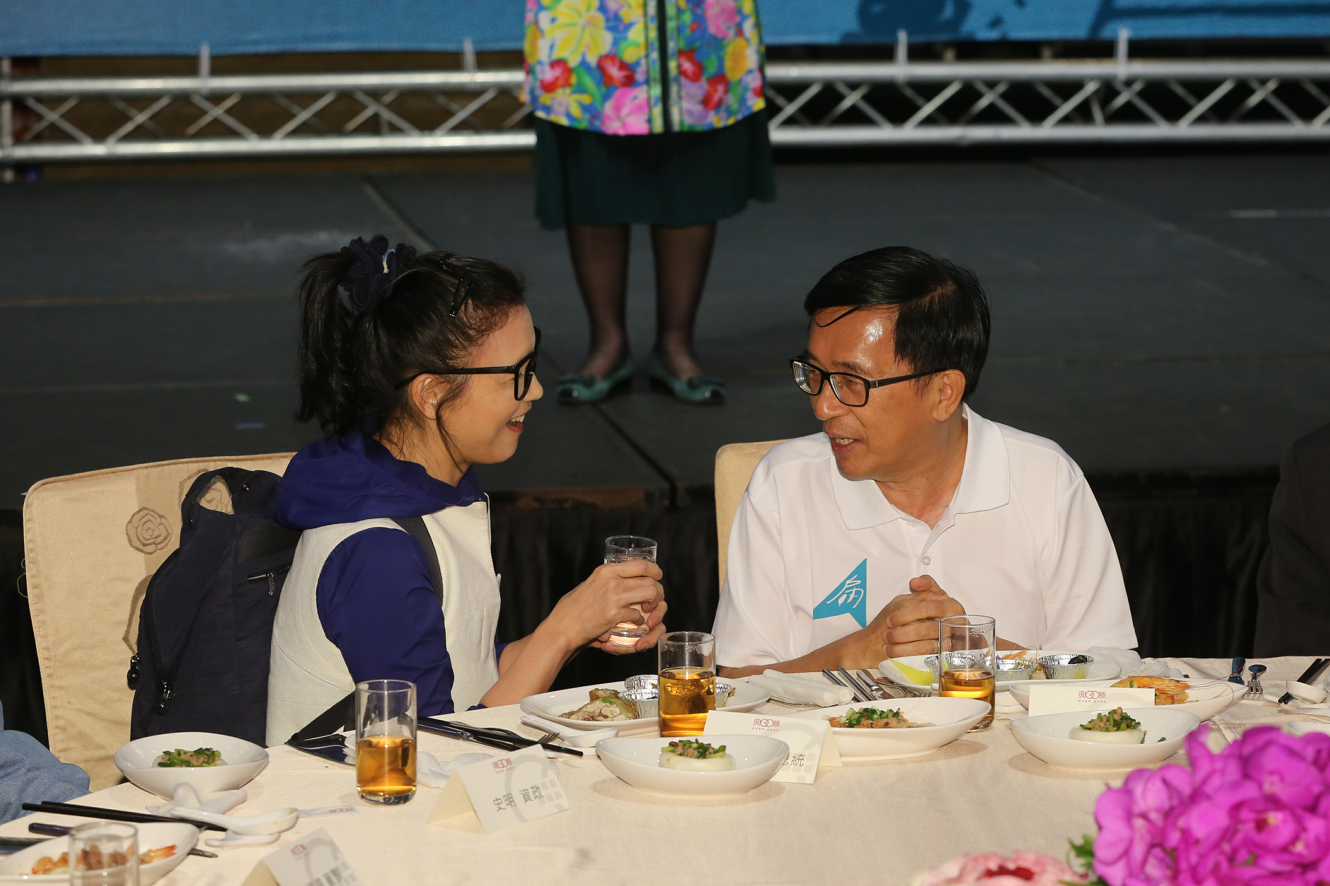 統促黨發言人璩美鳳（左）突然現身舉白開水向前總統陳水扁致意，讓會場一陣騷動。