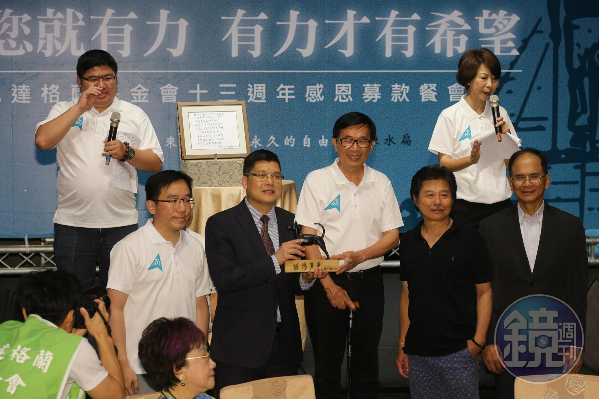 陳水扁以站在舞台前的墊箱手持麥克風介紹義賣品方式,技術性演說。