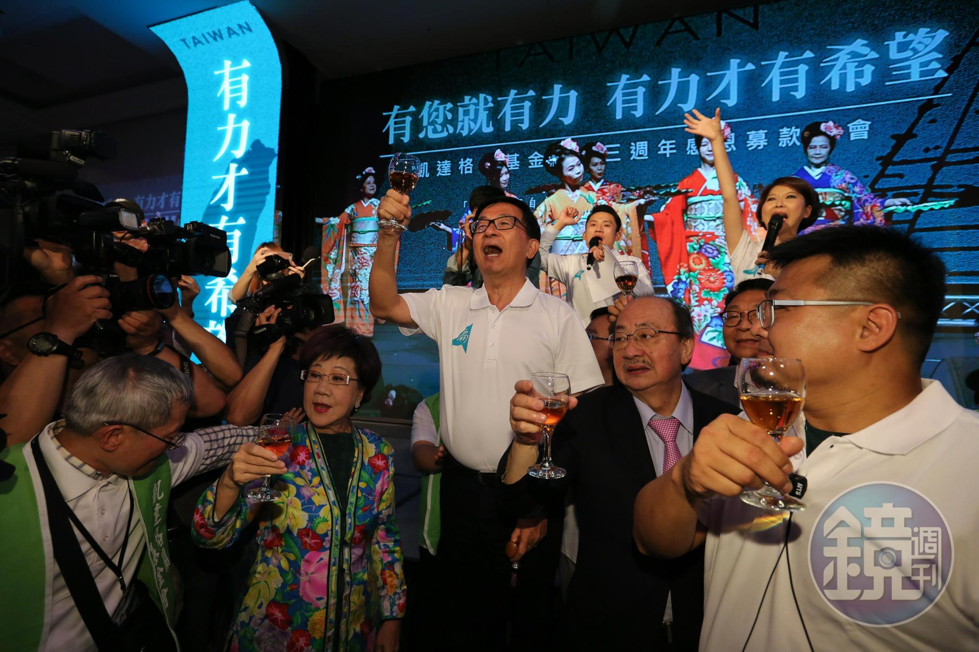 前總統陳水扁在5樓舞台下站在墊箱上向群眾舉杯敬酒。