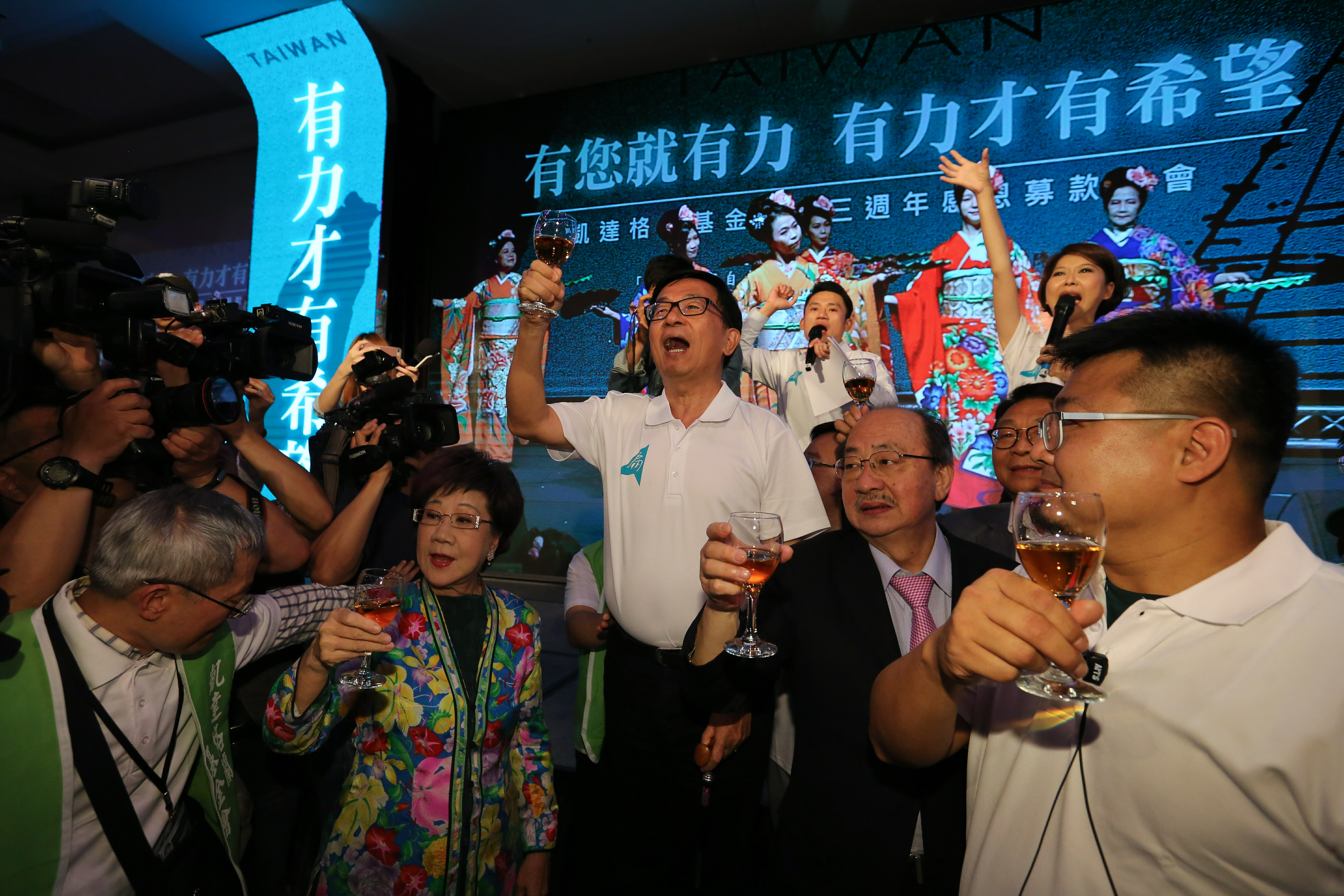 前總統陳水扁在5樓舞台下站在墊箱上向群眾舉杯敬酒。