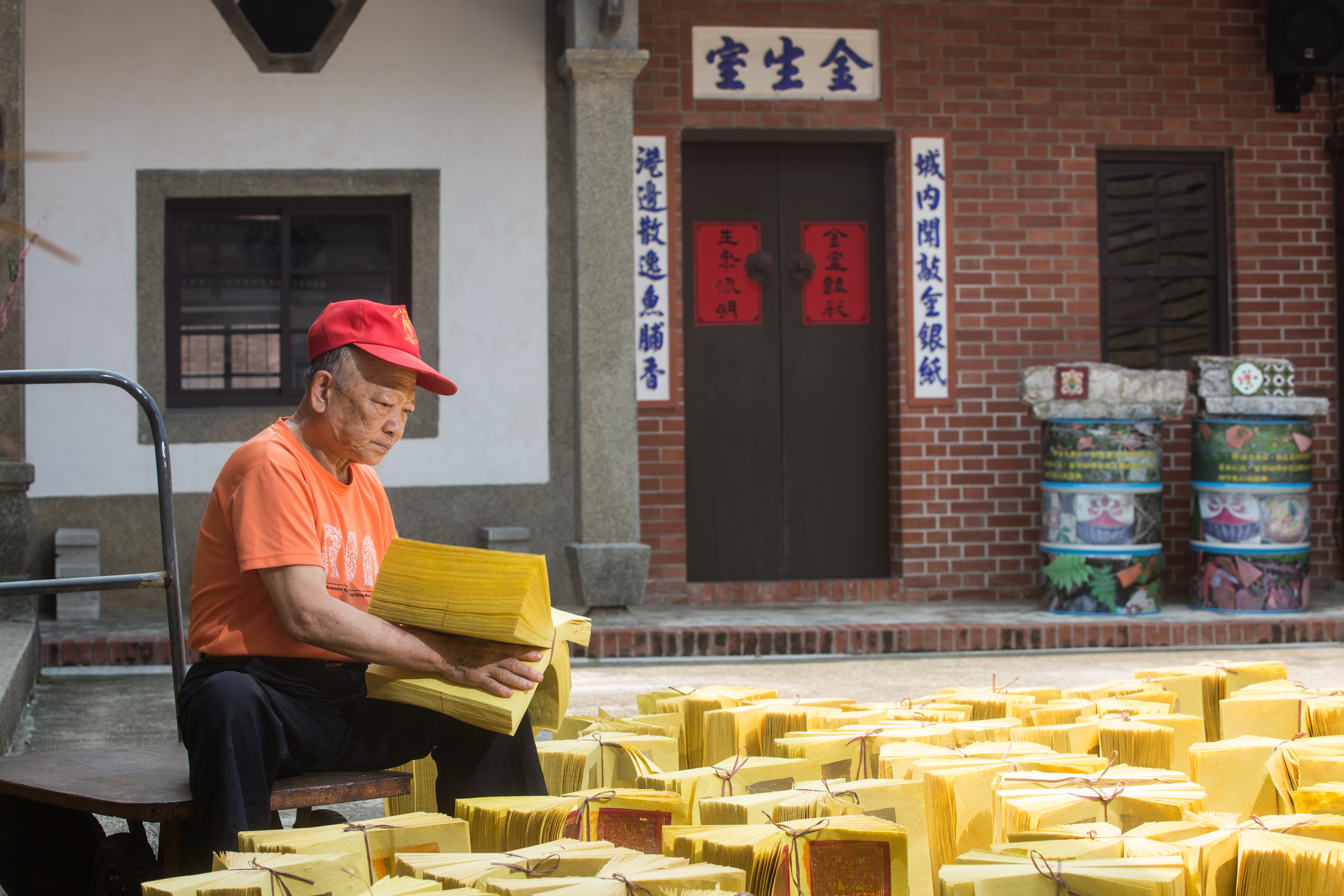 87年老店傳到第三代陳坤輝，他不求量大，只想專心走好量少質精的路線，繼續傳承手工金紙的文化。