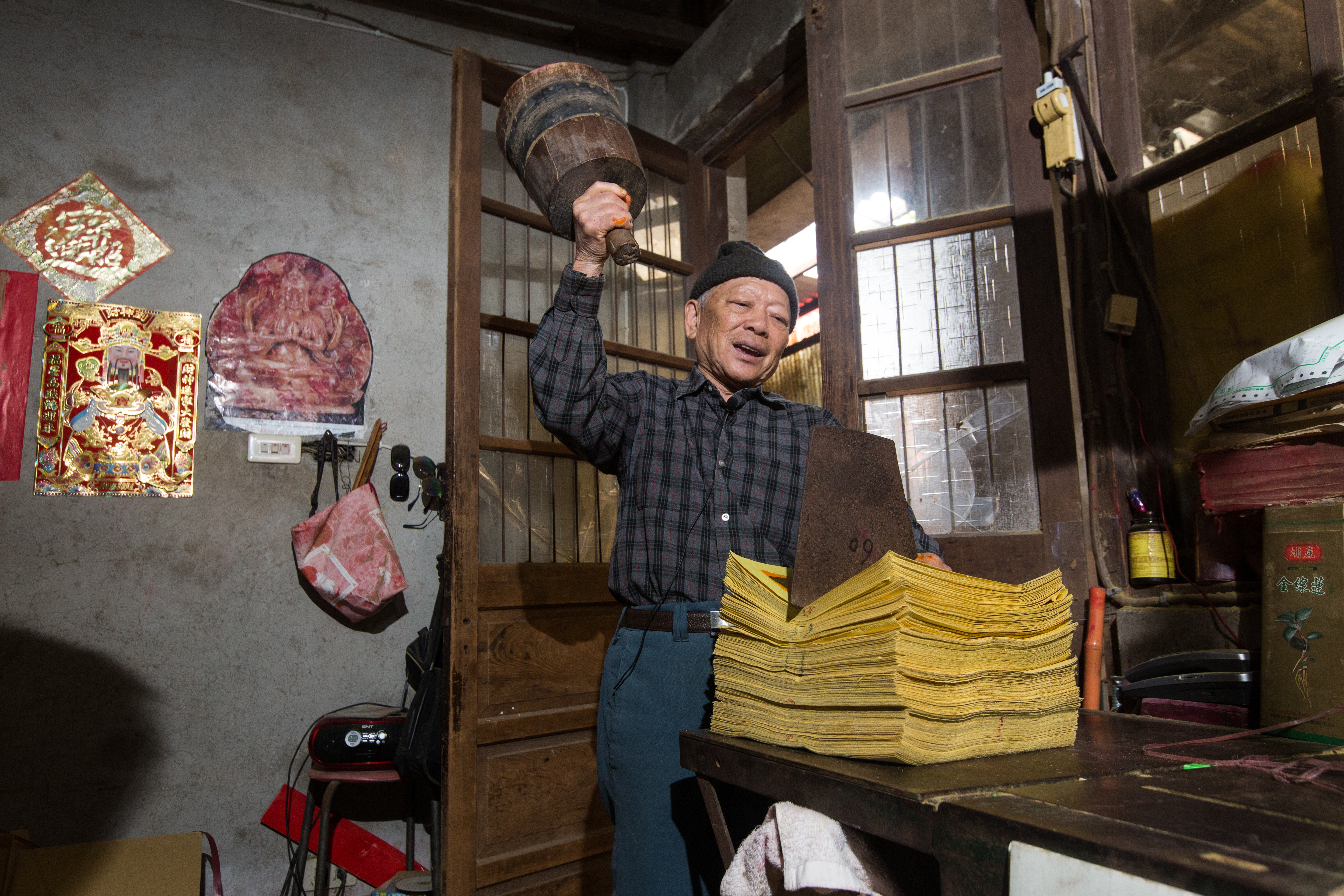 早期尚未出現切紙機,陳坤輝家會特別聘請師傅,以木槌重敲刀片,分割紙張。