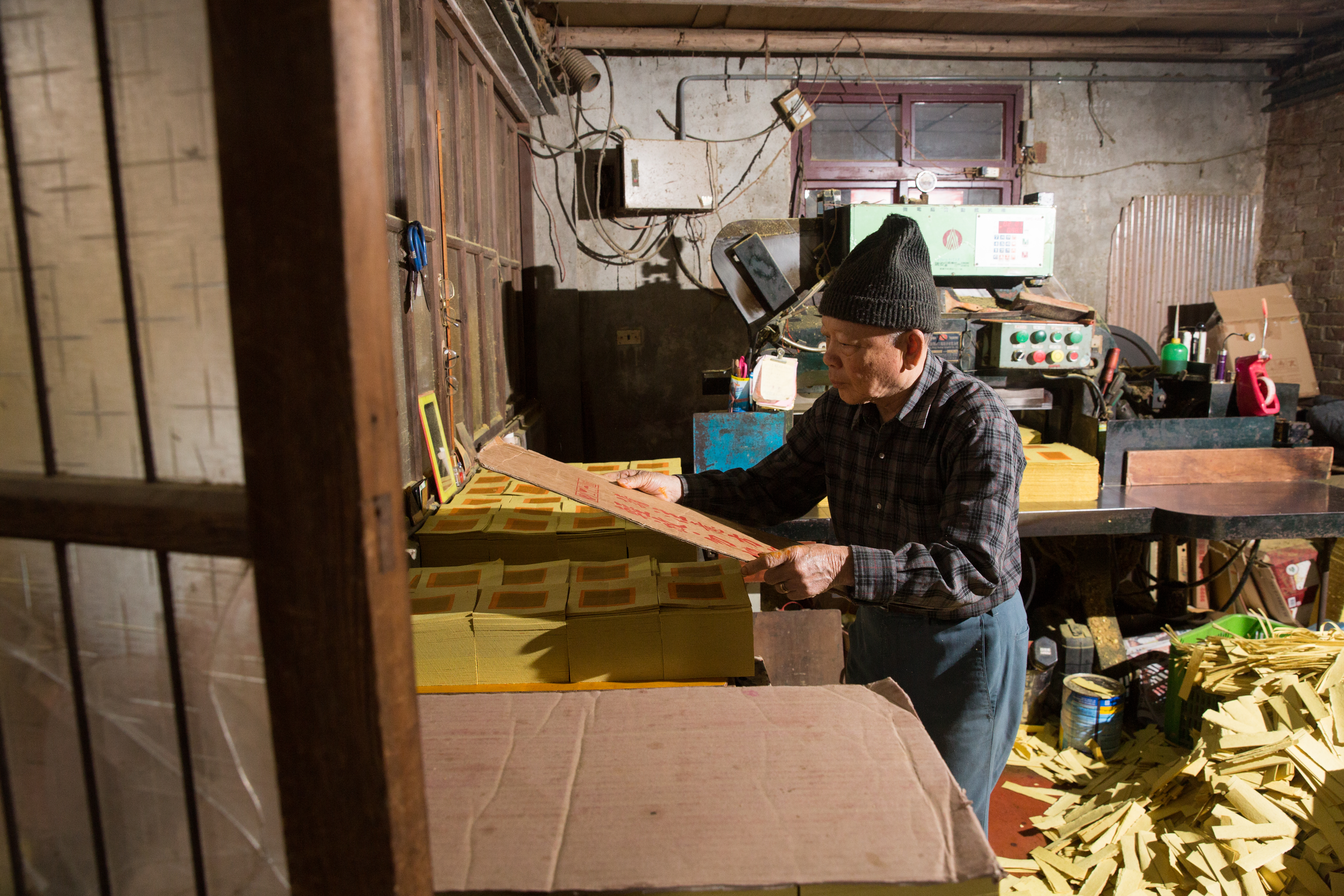 大家樂興盛時期，陳坤輝為了加快金紙出貨速度，特地採購切紙機。