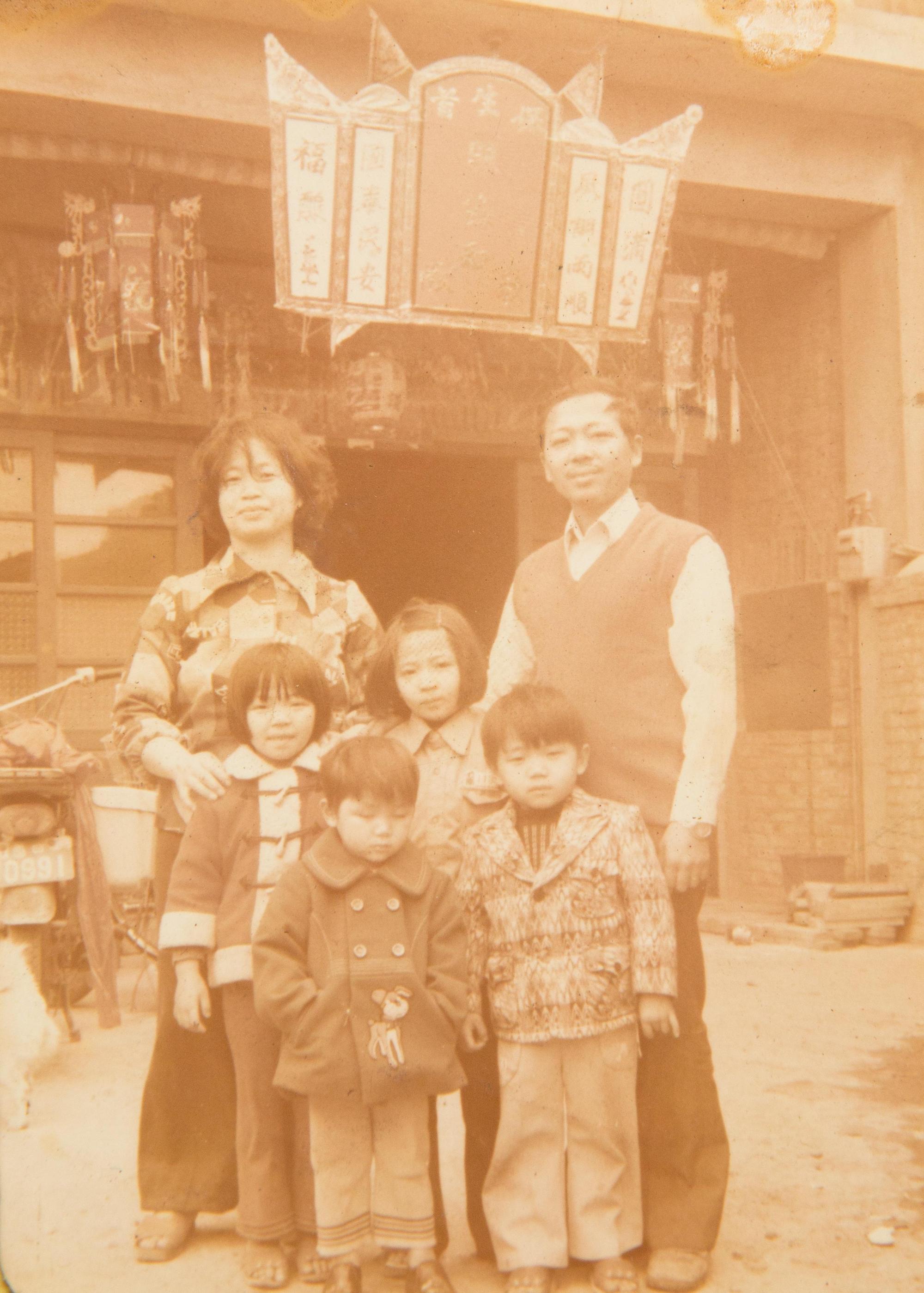 陳坤輝希望和太太、小孩再照一次全家福,在結婚50週年的時候,可惜太太在拍照約定日前離世,團圓畫面只能在老照片裡留念。