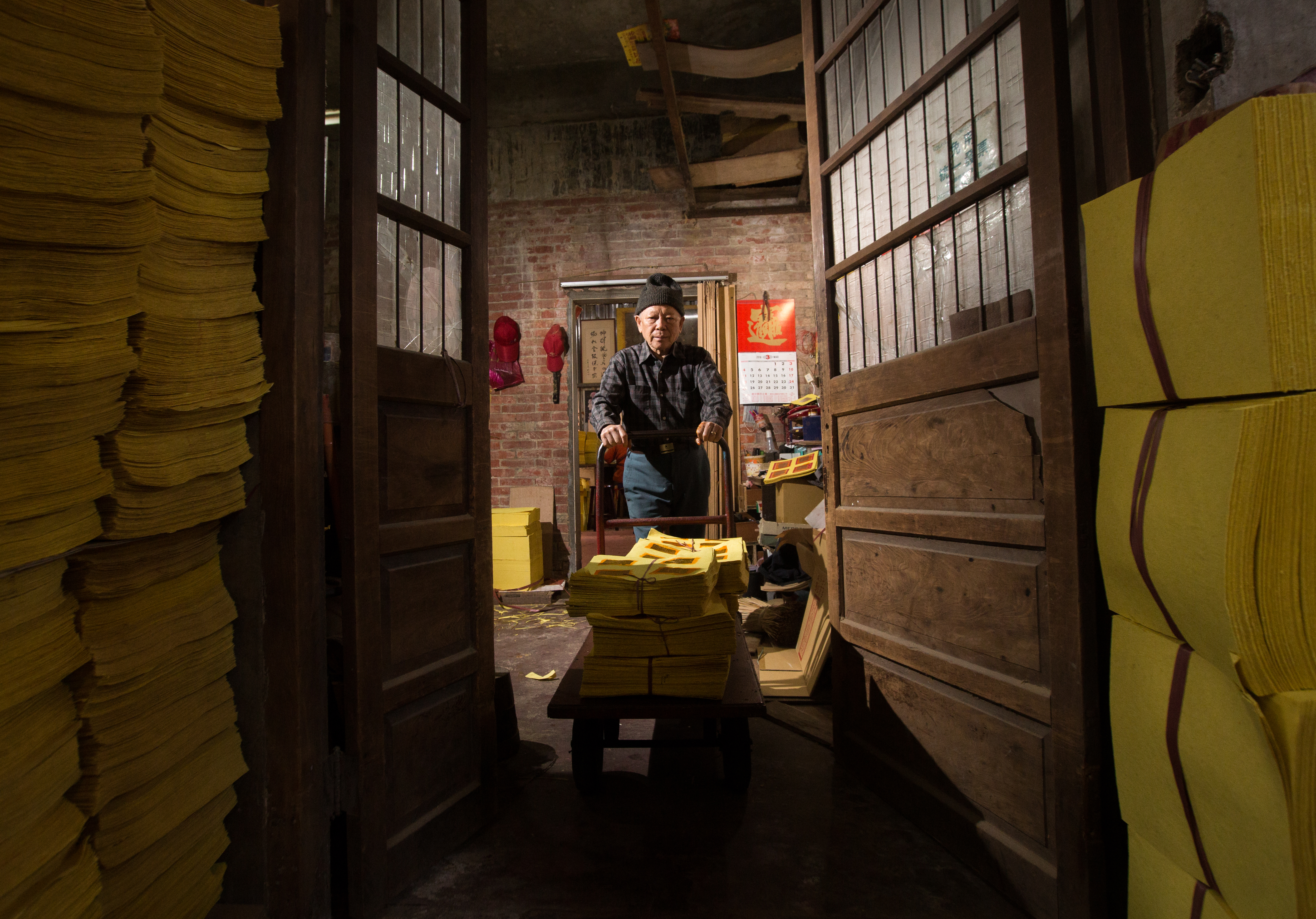 87年老店傳到第三代陳坤輝，他不求量大，只想專心走好量少質精的路線，繼續傳承手工金紙的文化。