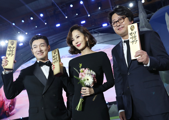 曹承佑（左）、金南珠（中）與金允錫是第54屆百想藝術大賞視帝后與影帝。（翻攝news.joins網站）