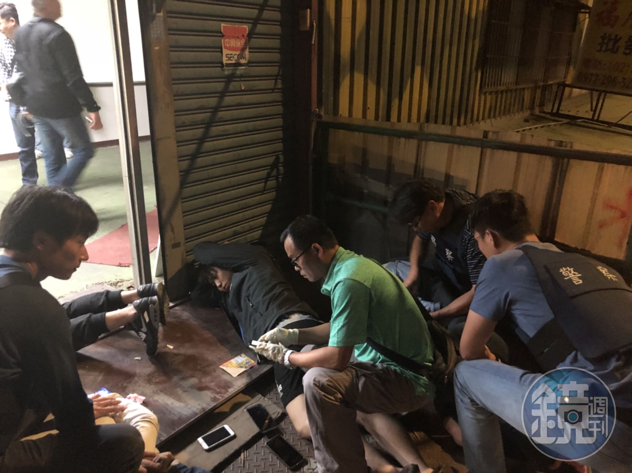 警方將6名收貨嫌犯壓制在地。（刑事局提供）