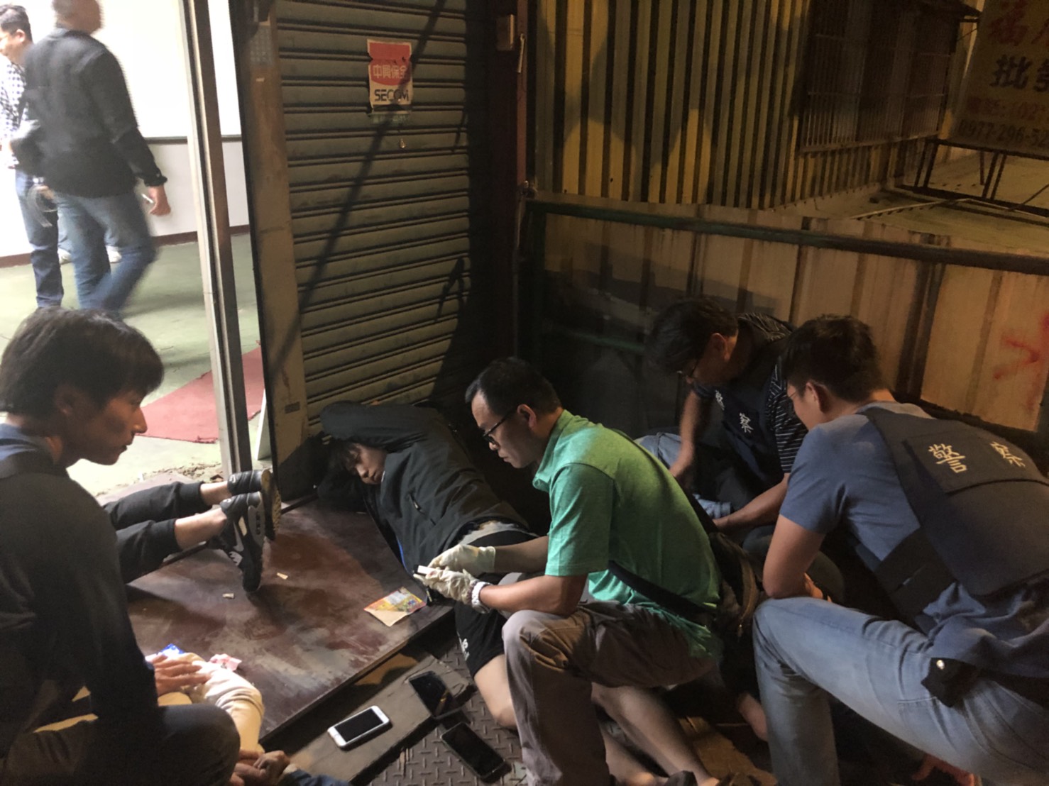 警方將6名收貨嫌犯壓制在地。（刑事局提供）
