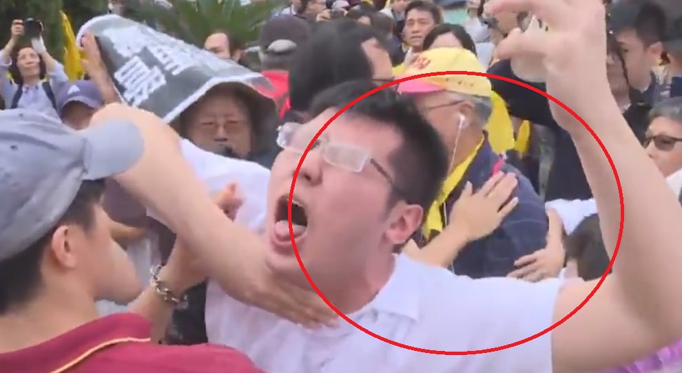 因自掐脖動作惹議的潘儒鋒，遭網路諷為「自掐哥」。（翻攝畫面）