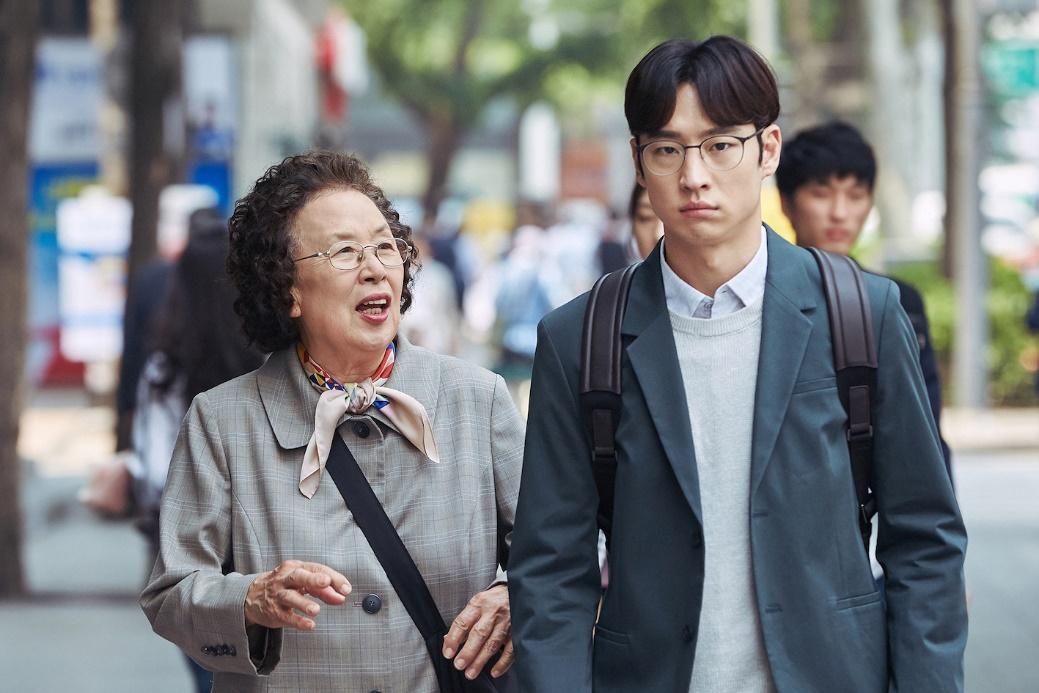 李帝勳（右）、羅文姬在《花漾奶奶秀英文》中，展現讓觀眾又哭又笑的好演技。（friDay影音提供）