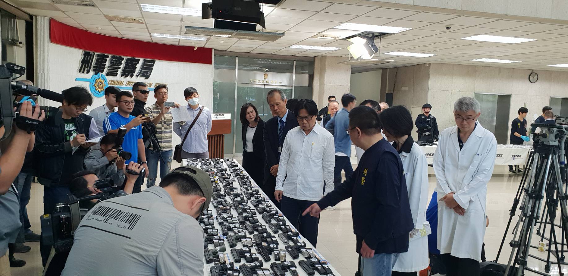 刑事局陳列抓到的所有制式槍枝。（刑事局提供）