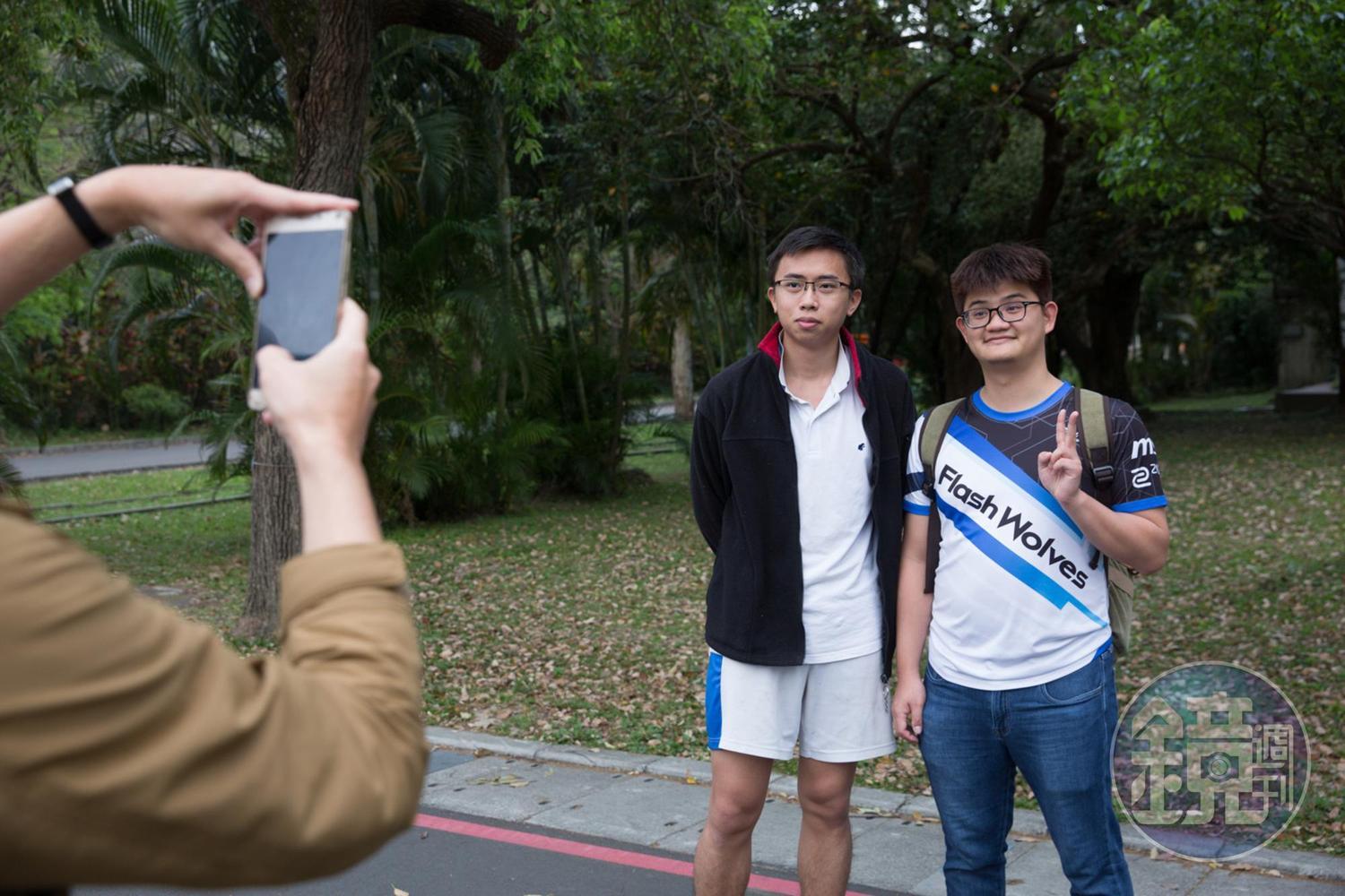走在母校台大,立刻就有學生認出世界冠軍,拍完照還特別鼓勵Tom「右手加油!」