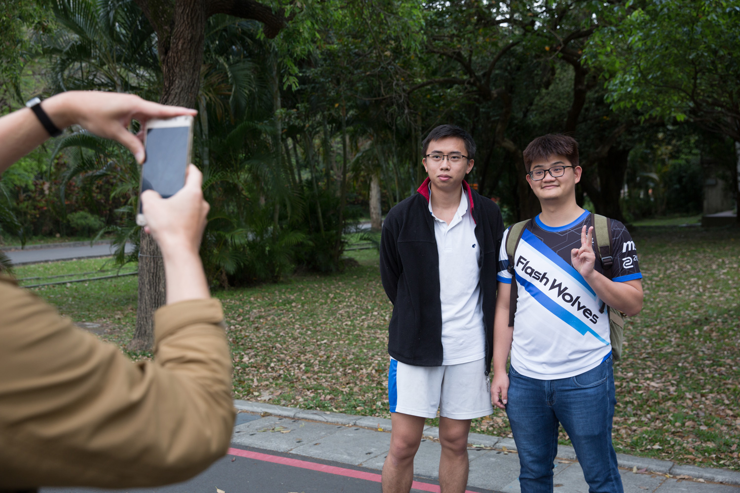 走在母校台大，立刻就有學生認出世界冠軍，拍完照還特別鼓勵Tom「右手加油！」