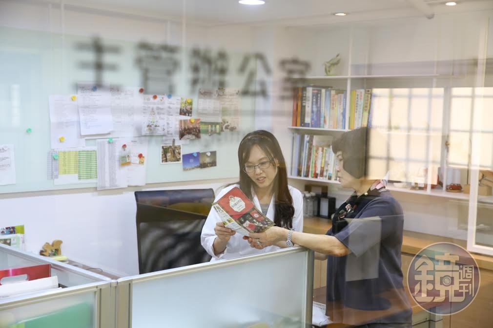 陳明苓(左)擔任副總職務,公司的行銷業務活動,母親王麗珠(右)都會找她商量。