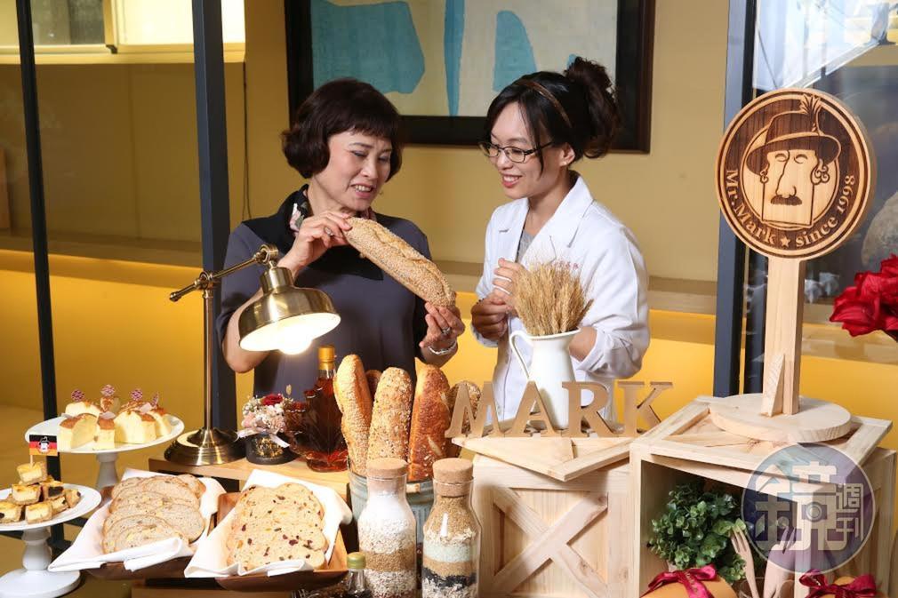 陳明苓(右)放棄留學美國,陪著母親王麗珠(左)一路打拚,母女感情好,於公於私都是最佳拍檔。