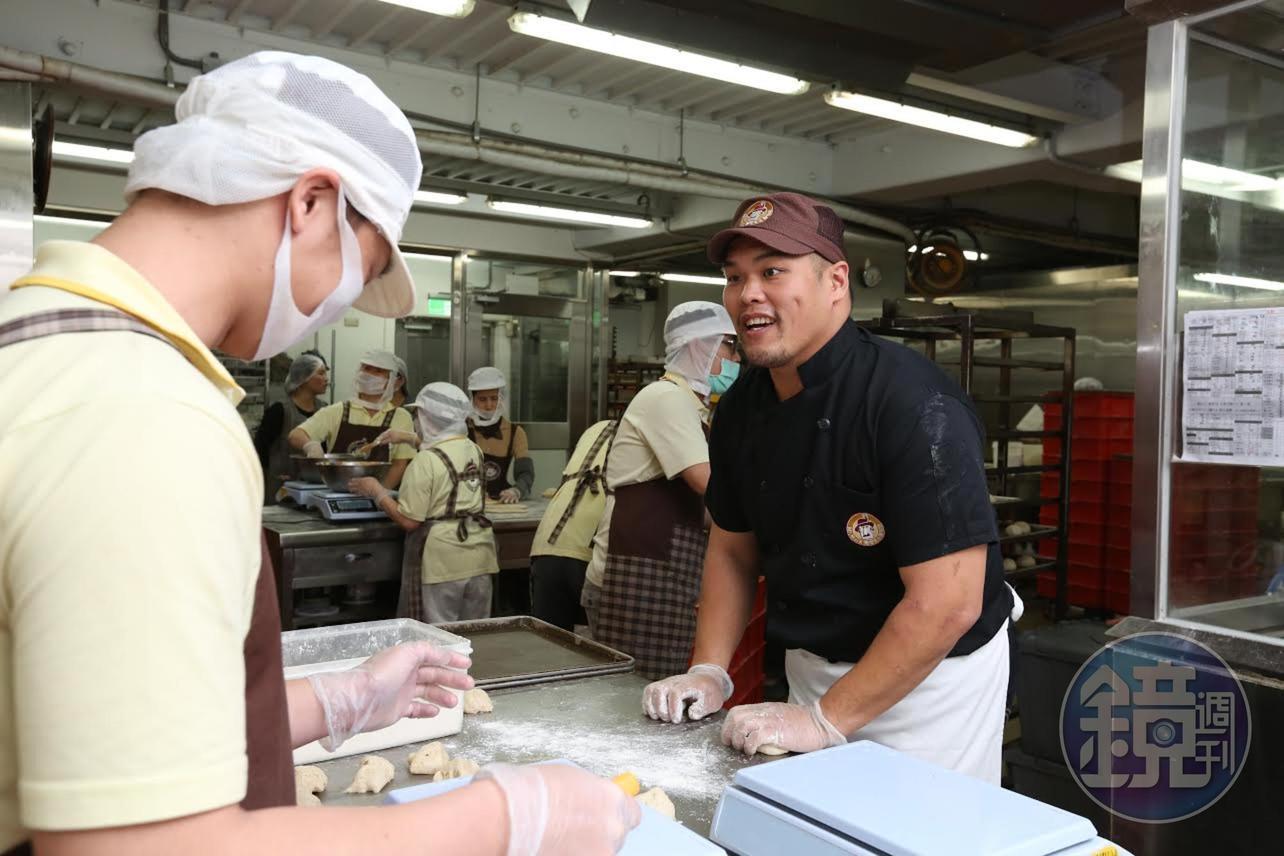 見員工動作不甚流利順暢,馬可先生食品研發總監陳信融(右)二話不說,當場示範如何搓麵團。