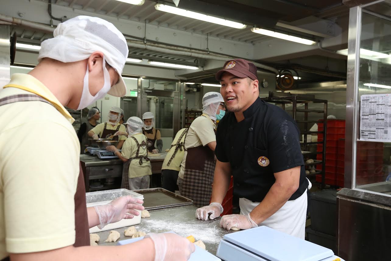 見員工動作不甚流利順暢，馬可先生食品研發總監陳信融(右)二話不說，當場示範如何搓麵團。