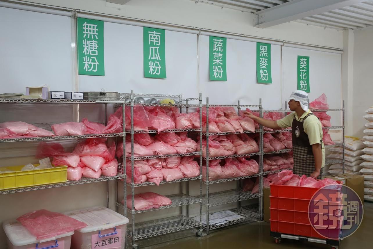 中央工廠貨架上滿滿五穀雜糧粉,使用前必須人工過篩,確保無雜質混入。