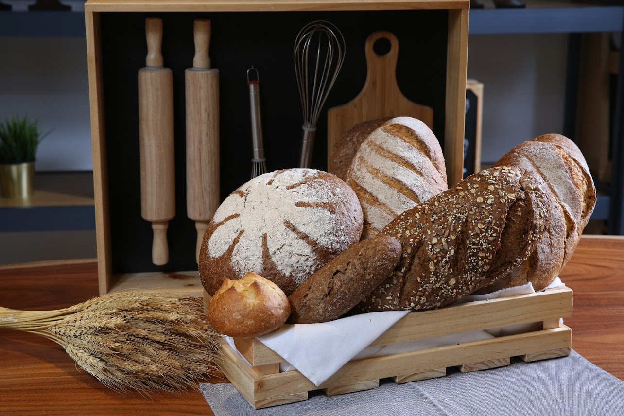 王麗珠效仿德國南部百年麵包老店使用五穀雜糧、初榨橄欖油與楓樹糖漿製作正統德式雜糧麵包。