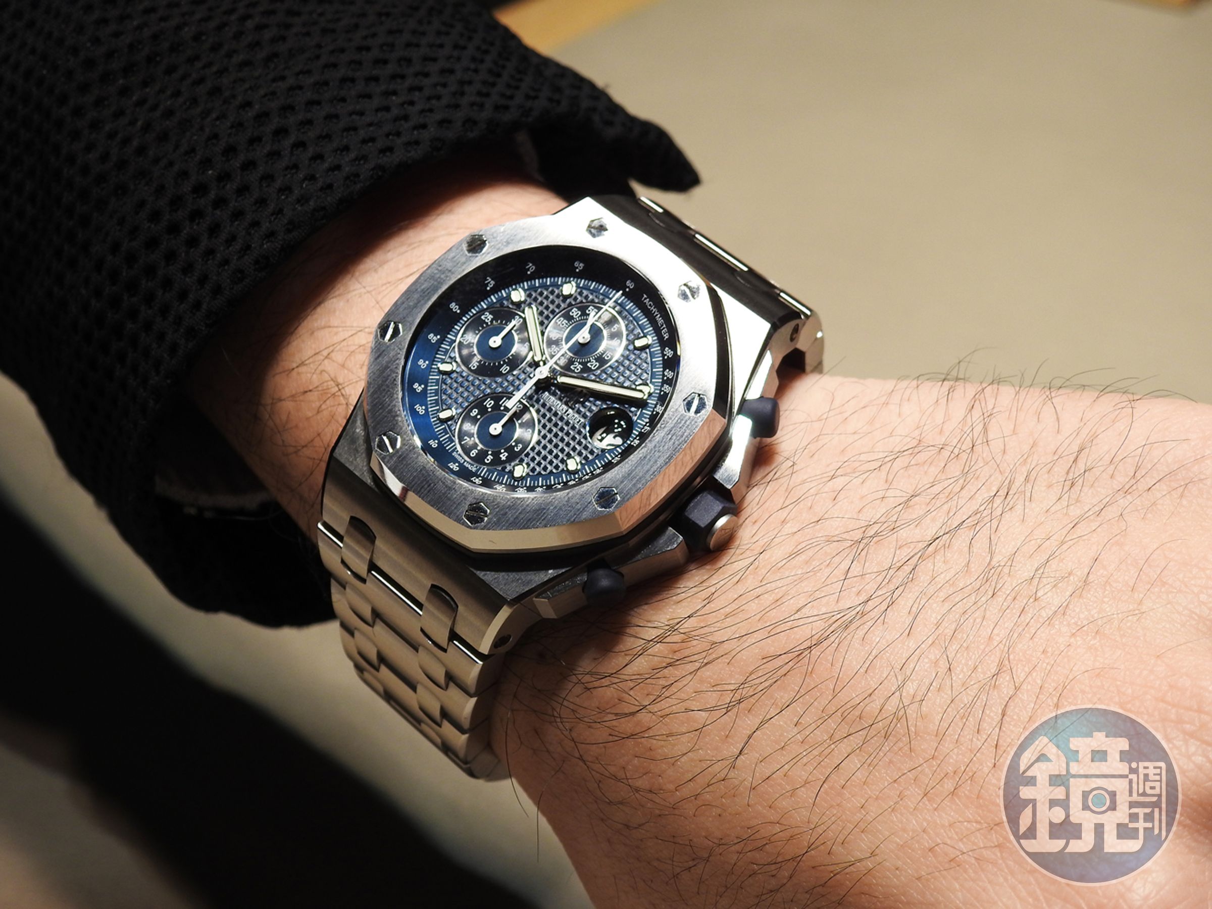 上手帥照！《Royal Oak Offshore 25th Anniversary》功能：時、分、小秒指示；日期顯示；計時碼錶/機芯：自動上鍊機芯/建議售價：NT$883,000（限量50只）