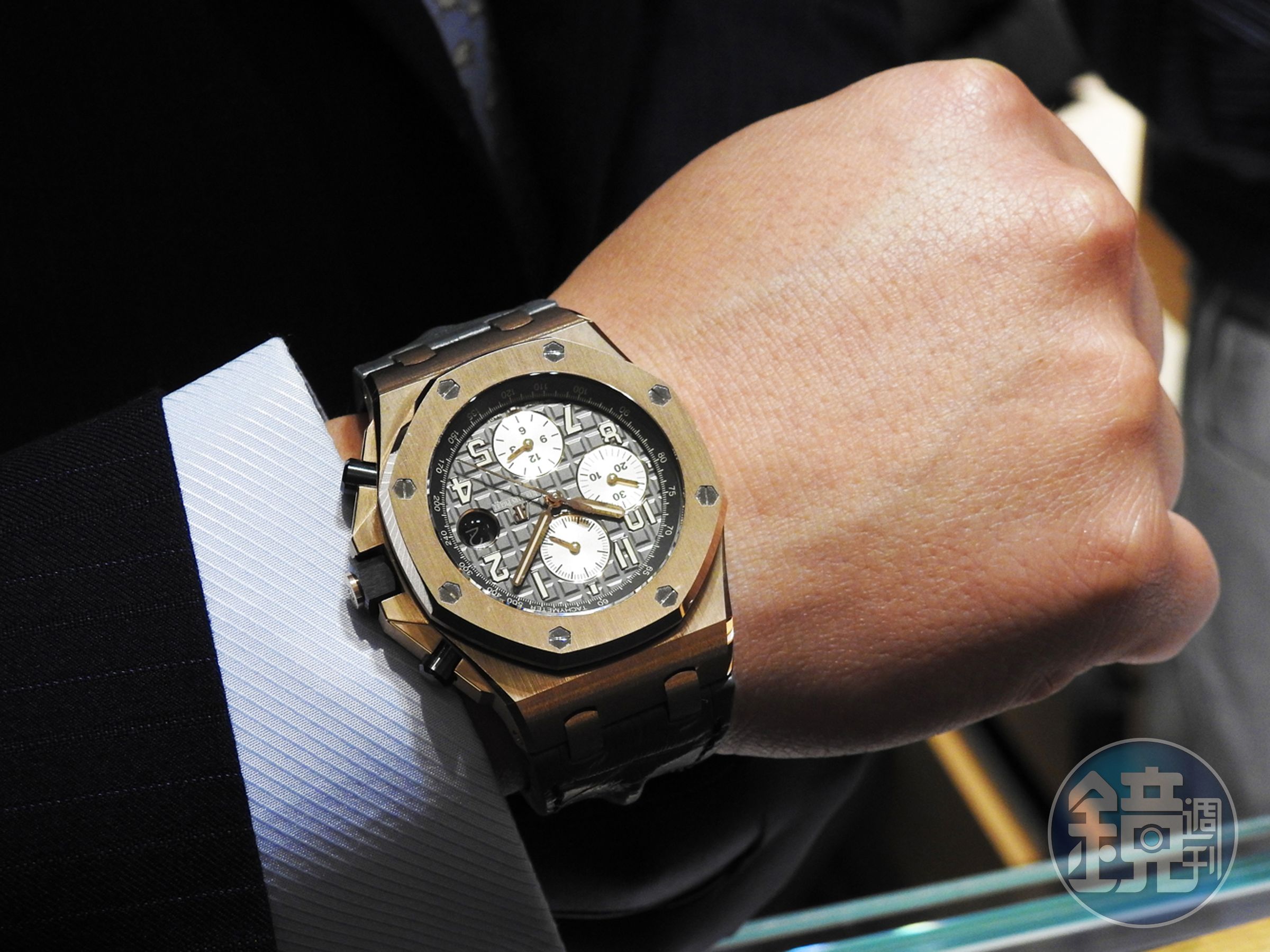 《Royal Oak Offshore Selfwinding Chronograph 42mm》在今年的ROO大軍之中，這款玫瑰金錶殼配上暗灰色煙燻面盤，與同樣是暗灰色鱷魚皮錶帶的新款計時碼錶格外的搶眼！因為其獨特的配色與質感，呈現出一股工業革命時期的懷舊風情，穿上油布衣或是皮衣，再拿來搭配復古重機或是敞棚跑車一定很帥！功能：時間顯示；計時碼錶/機芯：自動上鏈機芯/建議售價：約NT$1,301,000