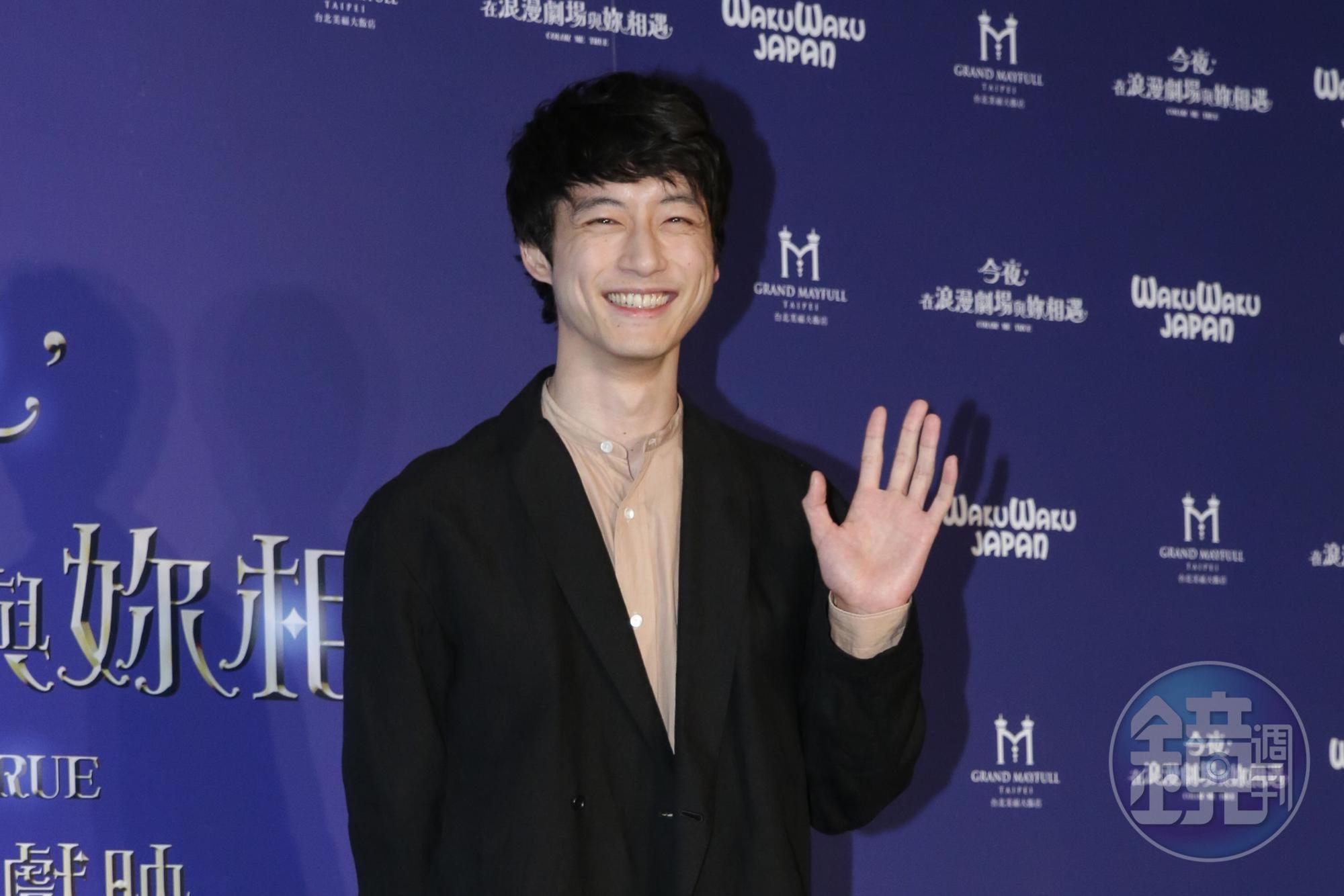 日本男星坂口健太郎為電影《今夜,在浪漫劇場與妳相遇》出席記者會,滿面笑容與大家打招呼。