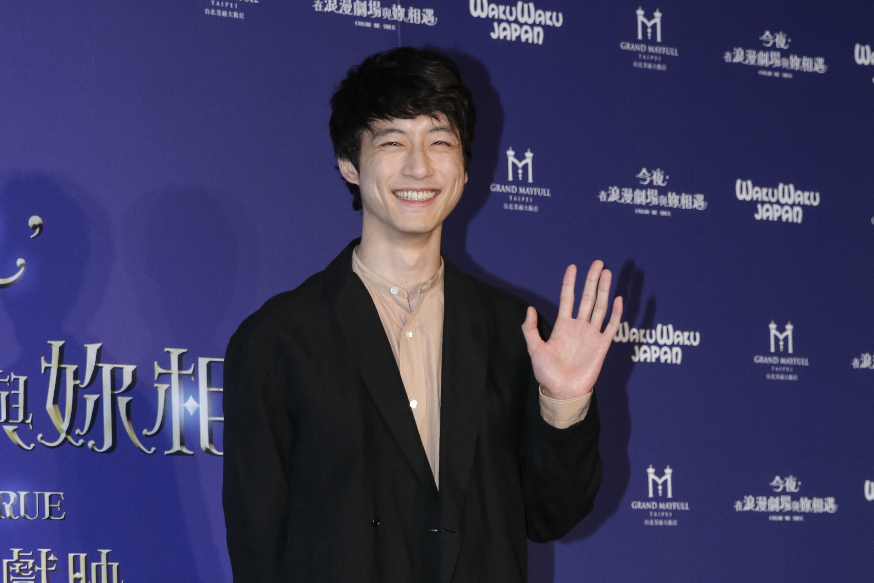 日本男星坂口健太郎為電影《今夜，在浪漫劇場與妳相遇》出席記者會，滿面笑容與大家打招呼。