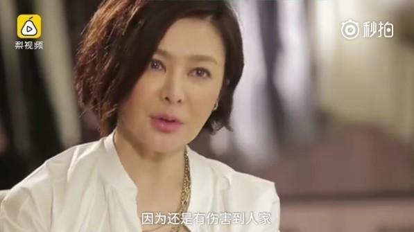 關之琳去年上《魯豫有約》受訪時，坦言後悔當小三。（翻攝自微博）