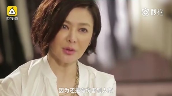 關之琳去年上《魯豫有約》受訪時,坦言後悔當小三。(翻攝自微博)