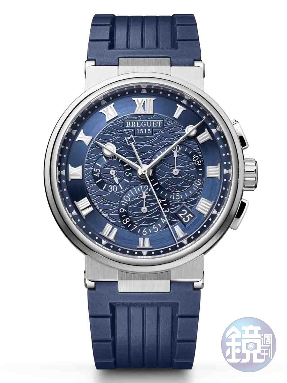 《Marine Chronograph 5527》42.3mm的錶徑更具運動感！錶款上充滿了去年推出的全新Marine 系列裝飾圖案元素，構成了此枚計時碼錶的核心精神。飾有海事信號旗「B」的中央計時秒針，配合3時及6時位兩個副錶盤精準測量時間。請注意面盤上的三個副錶盤大小不盡相同，讀取時間資訊時更為直覺、精準。功能：時間顯示；計時碼錶/機芯：自動上鍊機芯/建議售價：約NT$1,090,000