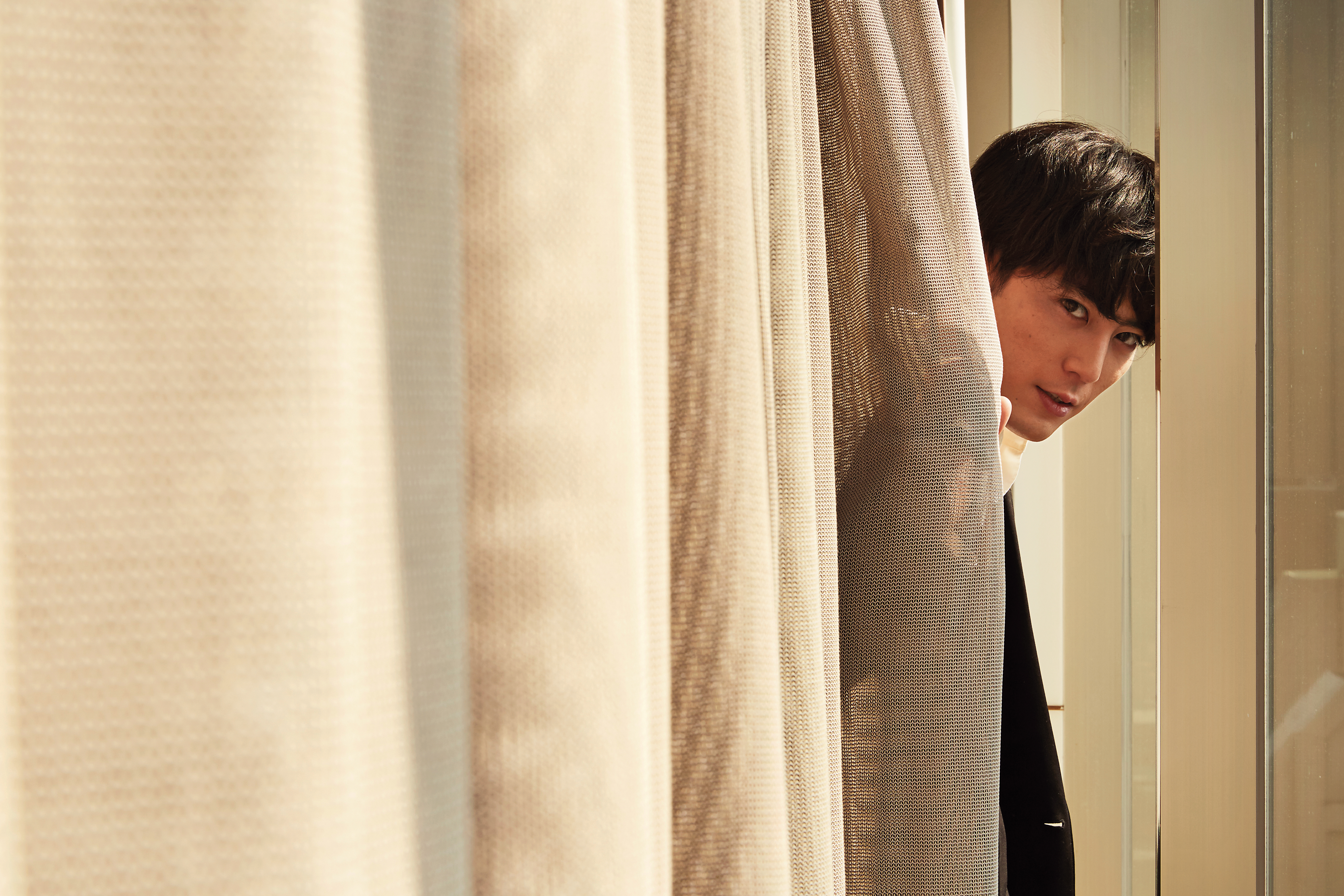 間宮祥太朗曾與同公司前輩小栗旬喝酒喝通宵，第二天發現在小栗旬懷裡醒來，「覺得前輩胸膛很好躺，就再睡一下。」