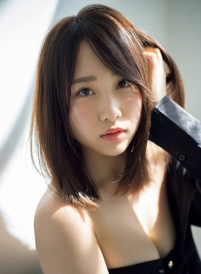 高橋朱里近日登上週刊Playboy大露事業線。（翻攝自高橋朱里 Takahashi Juri - AKB48 Team B FB）