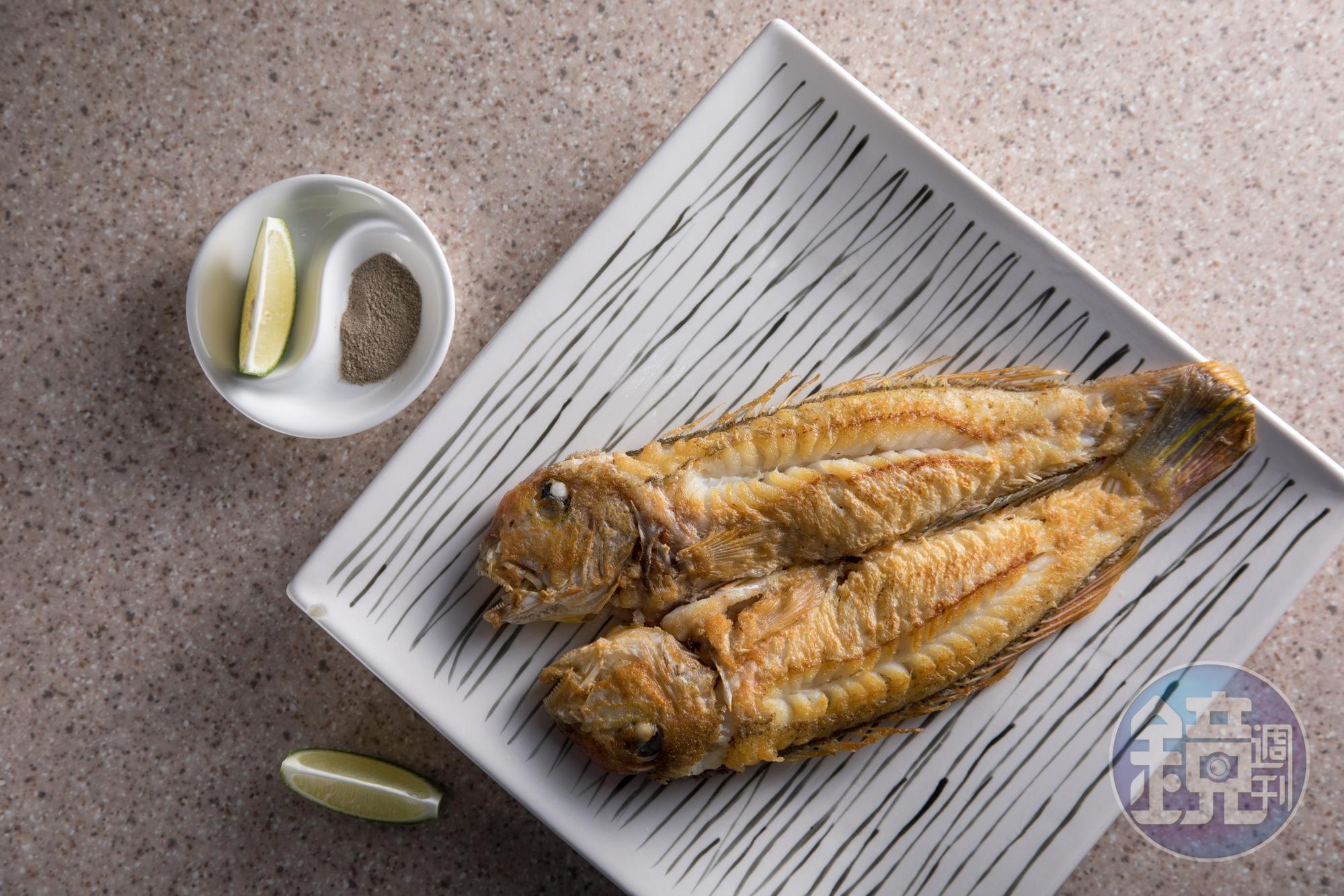 老闆陳宜呈苦心練習出師的「乾煎馬頭魚」，表皮煎出淺金色，魚肉飽滿幼細，還有一點湯汁，很容易掃盤。（時價，圖約1,100元／份）