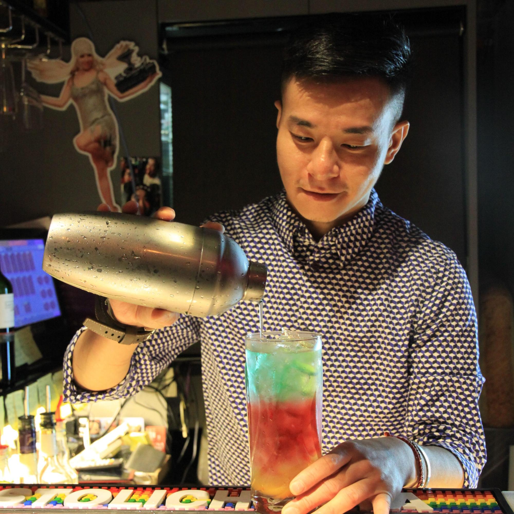 經營者兼Bartender的Scott蔡育鵬「鵬鵬」，從對調酒一無所知到現在不僅會調、還會研發。