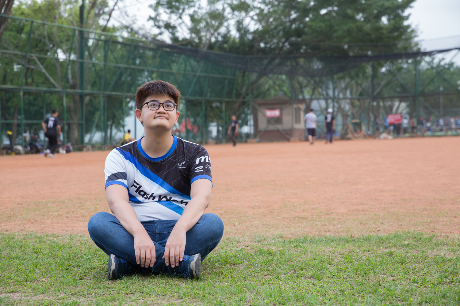 愛打棒球的Tom已經很久沒踏入球場了,這次到台大棒球場拍照,讓他想起大學打系棒的快樂時光。