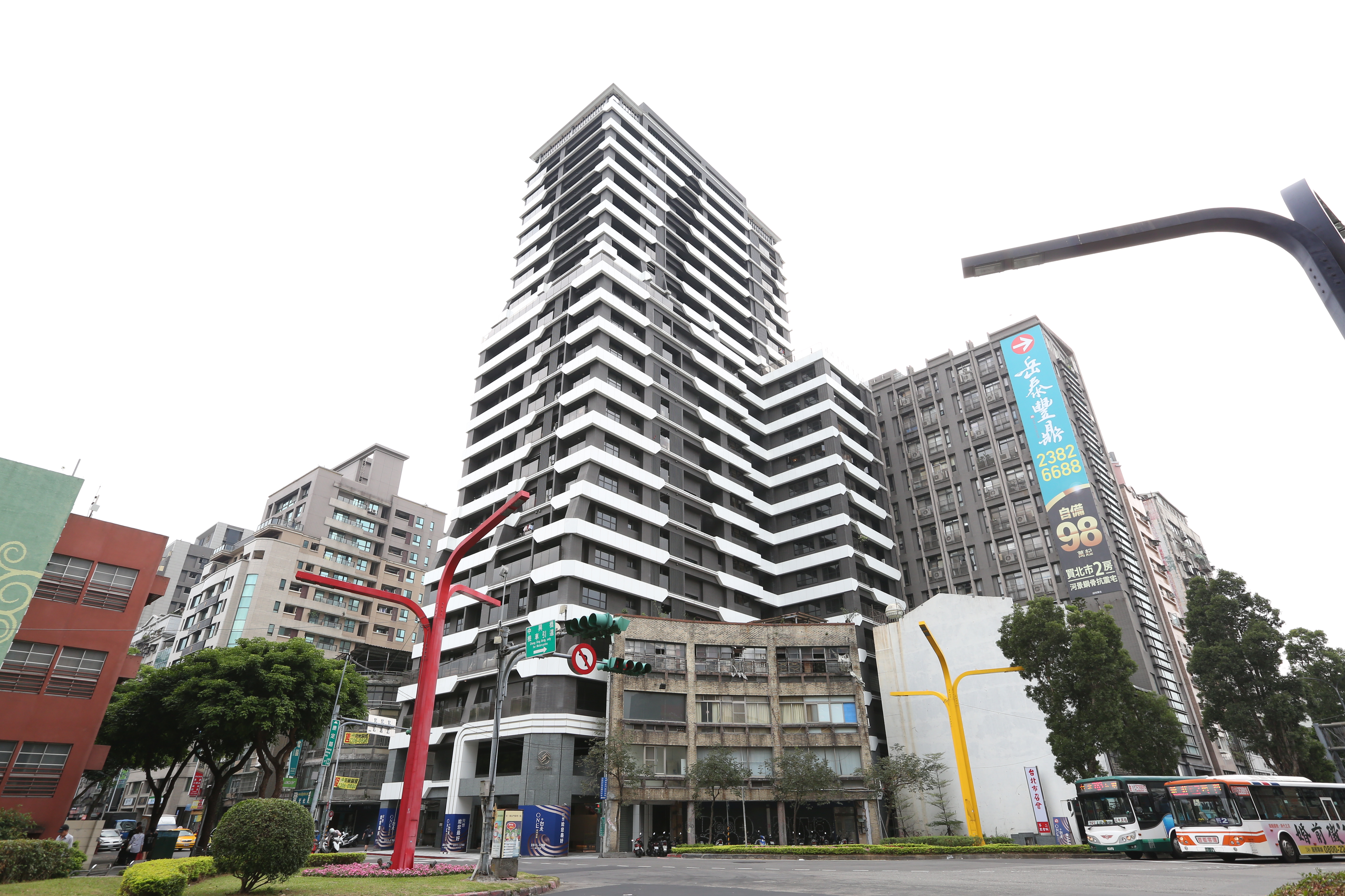 西門町知名建案「台北ONE」大樓外觀雖氣派，卻爆發一屋二賣的產權糾紛。 