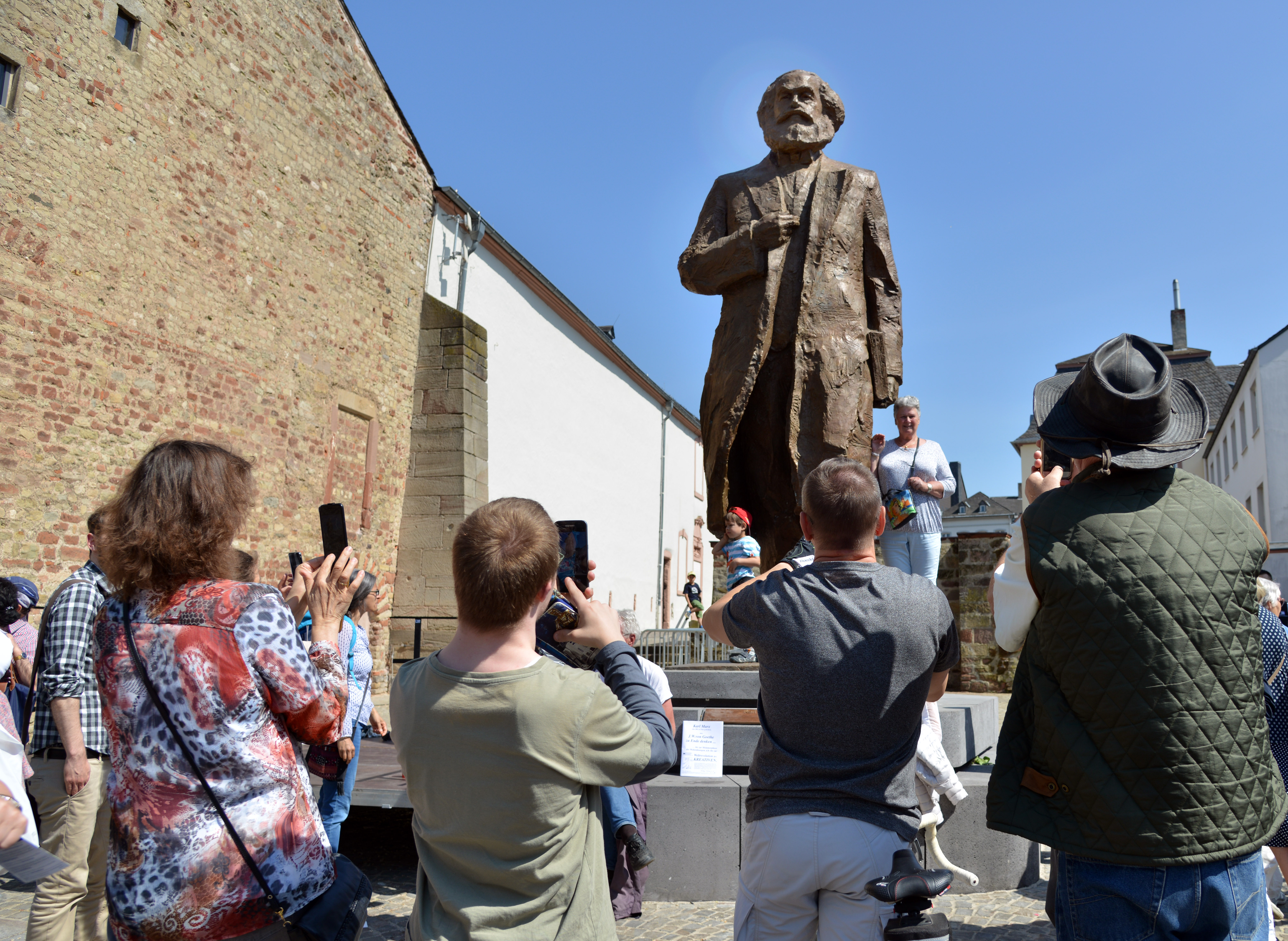 2018年是馬克思200歲冥誕，德國一座馬克思雕像揭幕後，民眾爭相拍照。