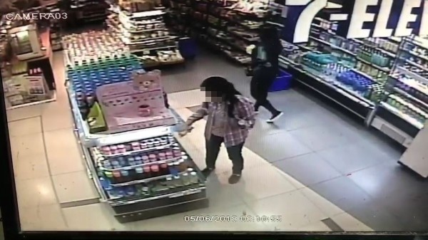 宋嫌在6日清晨第一度到超商內白食。（翻攝畫面）