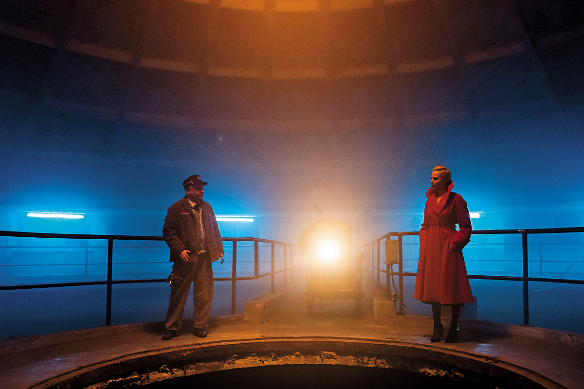 雖然故事貧弱，但《刺殺終點戰》的暗黑風格和漂亮的場景和攝影令人沉迷；瑪格羅比演出出色。（采昌提供）