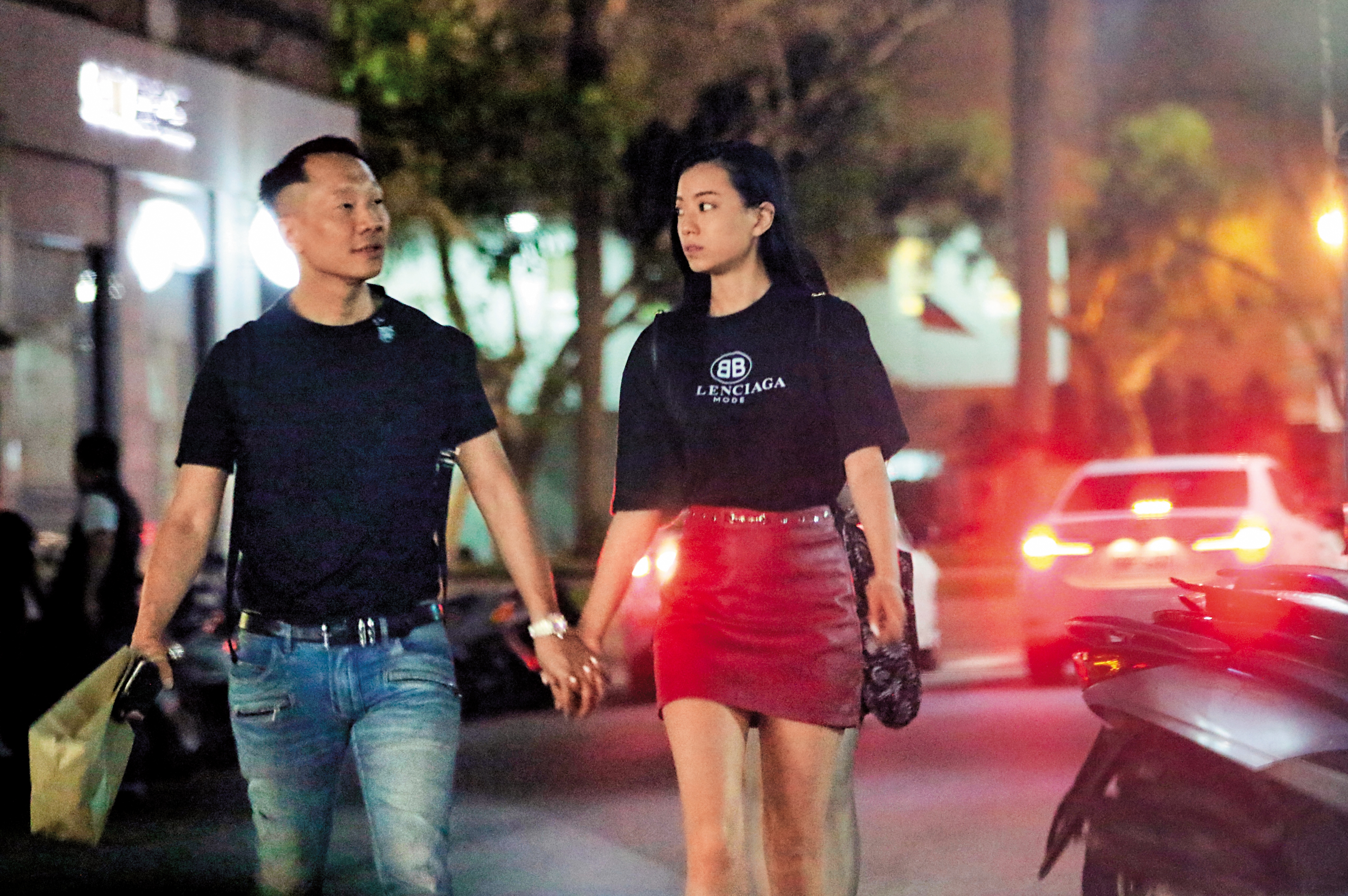 5月2日21：33，管其慧的新男友年紀看來也大她20歲以上，符合她愛「爸爸」的品味。