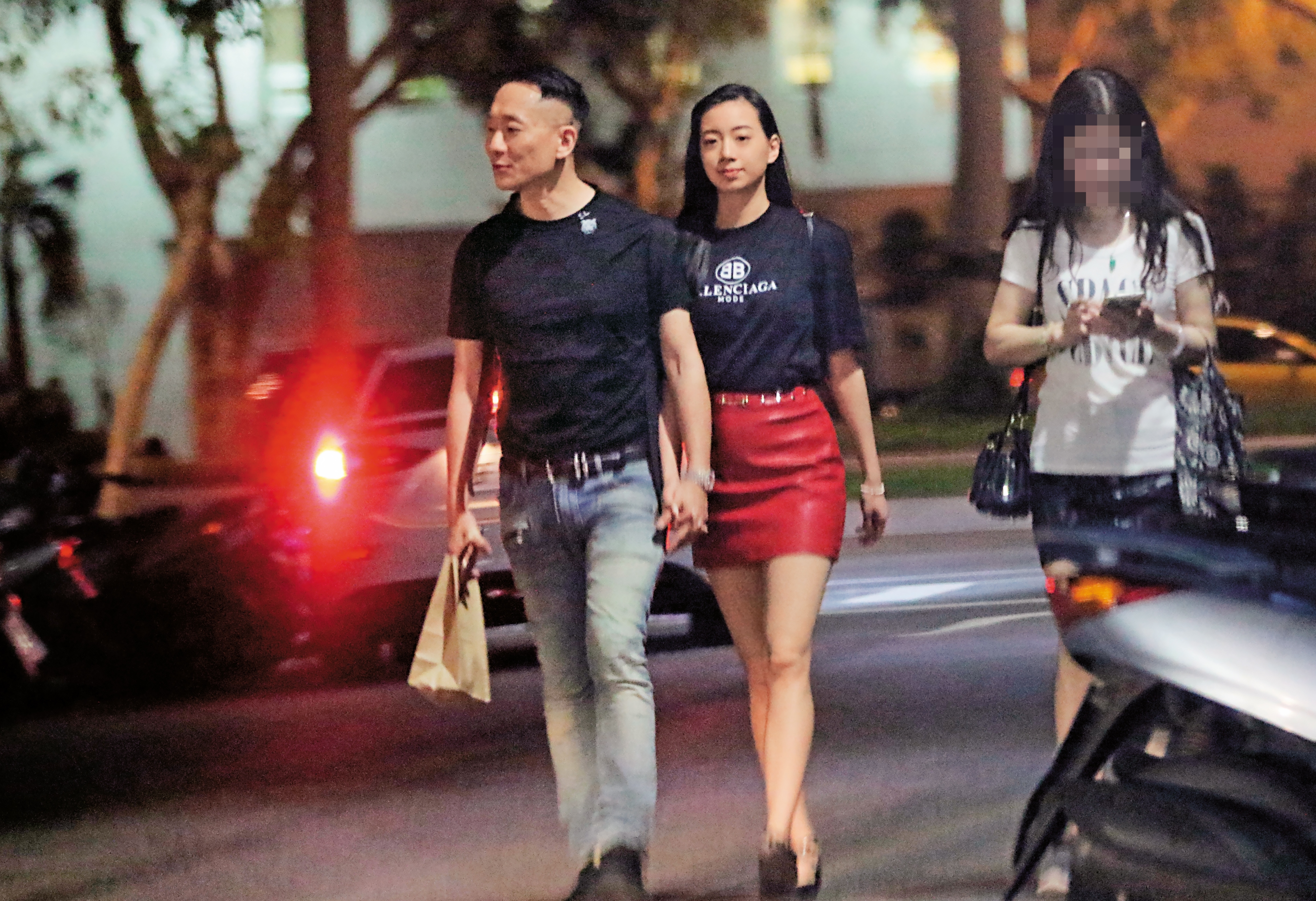 5月2日21：32，管其慧上週三晚間牽著大叔新歡現身東區街頭。