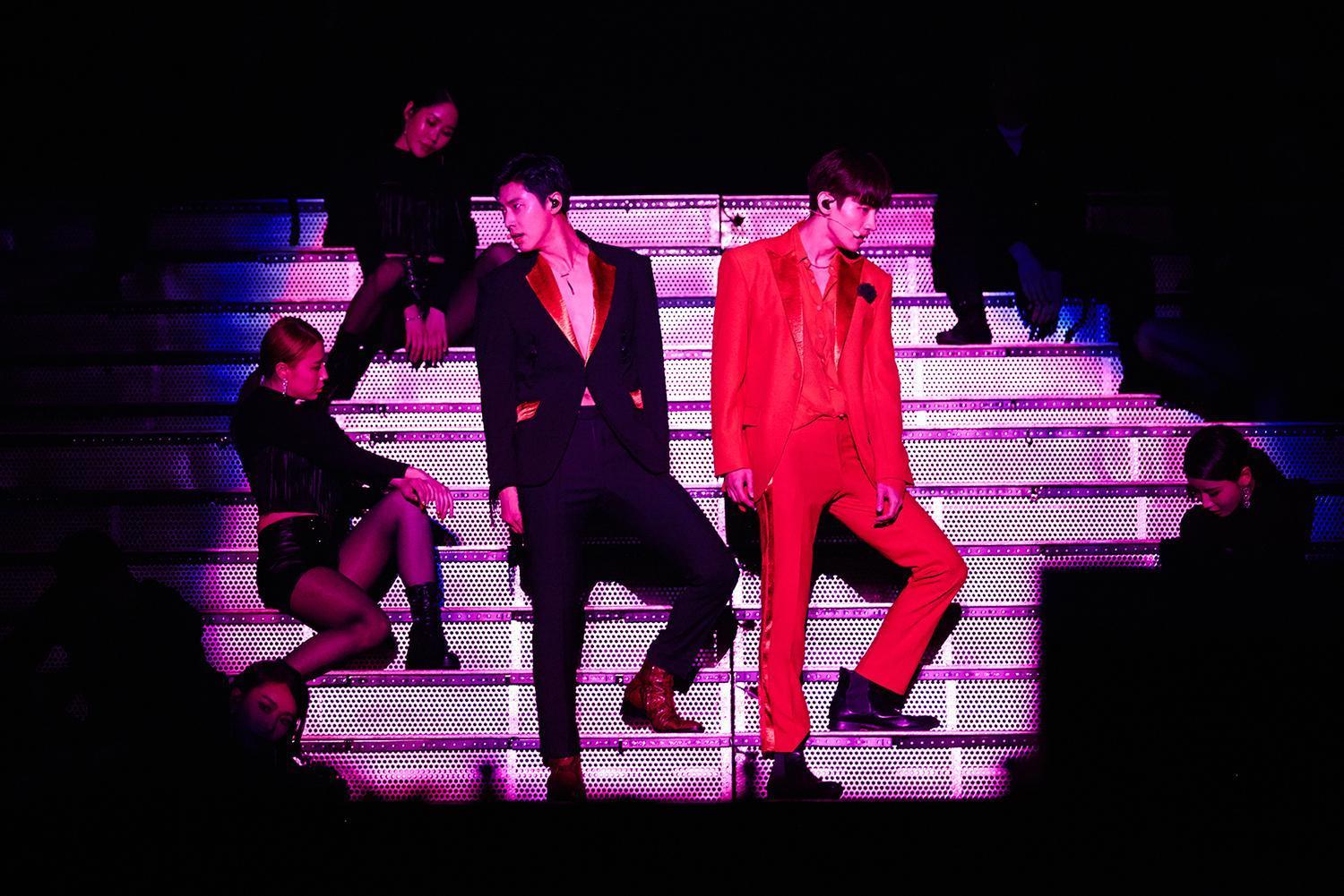東方神起睽違近3年舉辦演唱會，賣力歌舞大噴汗。（avex TAIWAN提供）