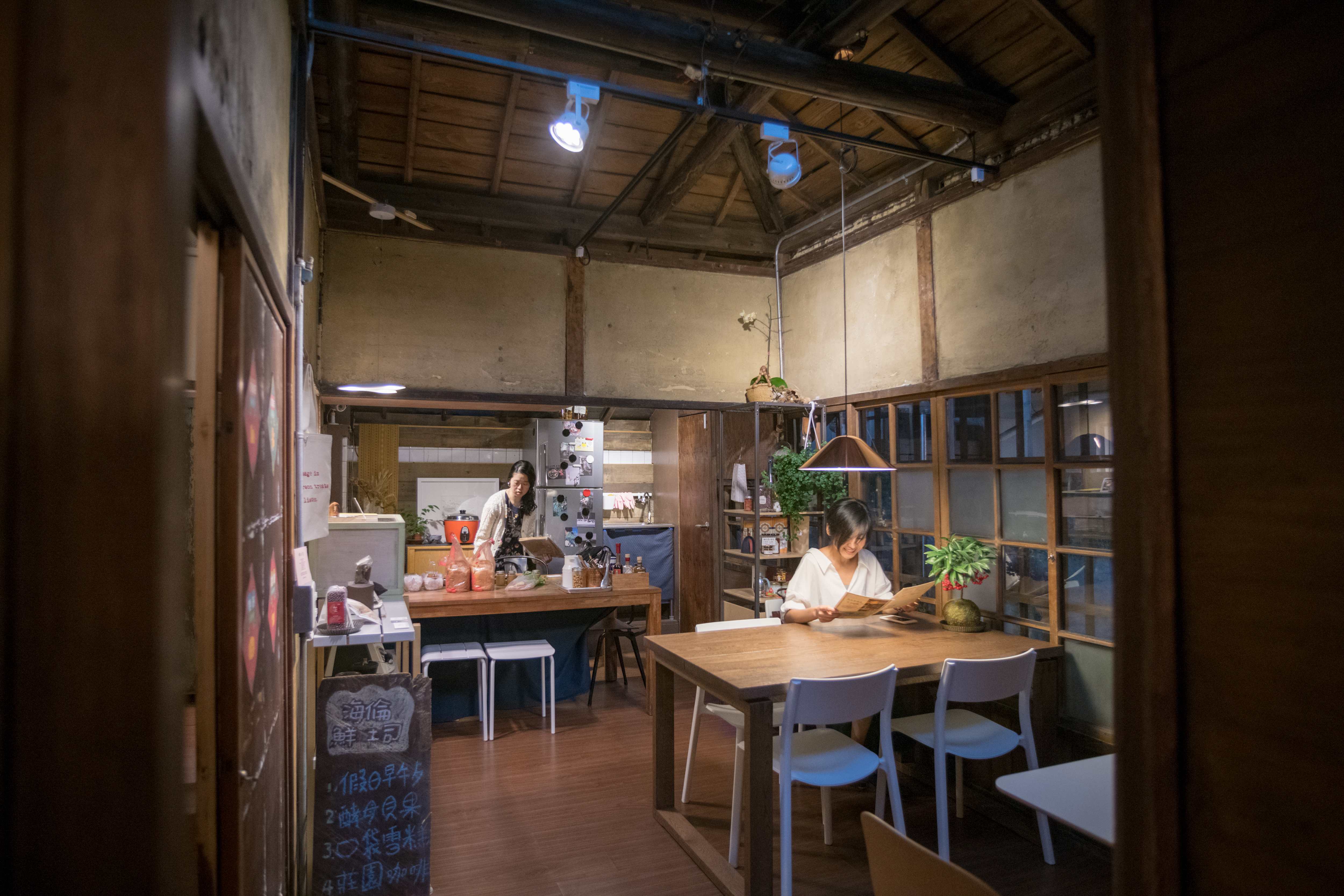 「海倫鮮土司」位於由銀行宿舍改建的百年老建築「中山18」中。