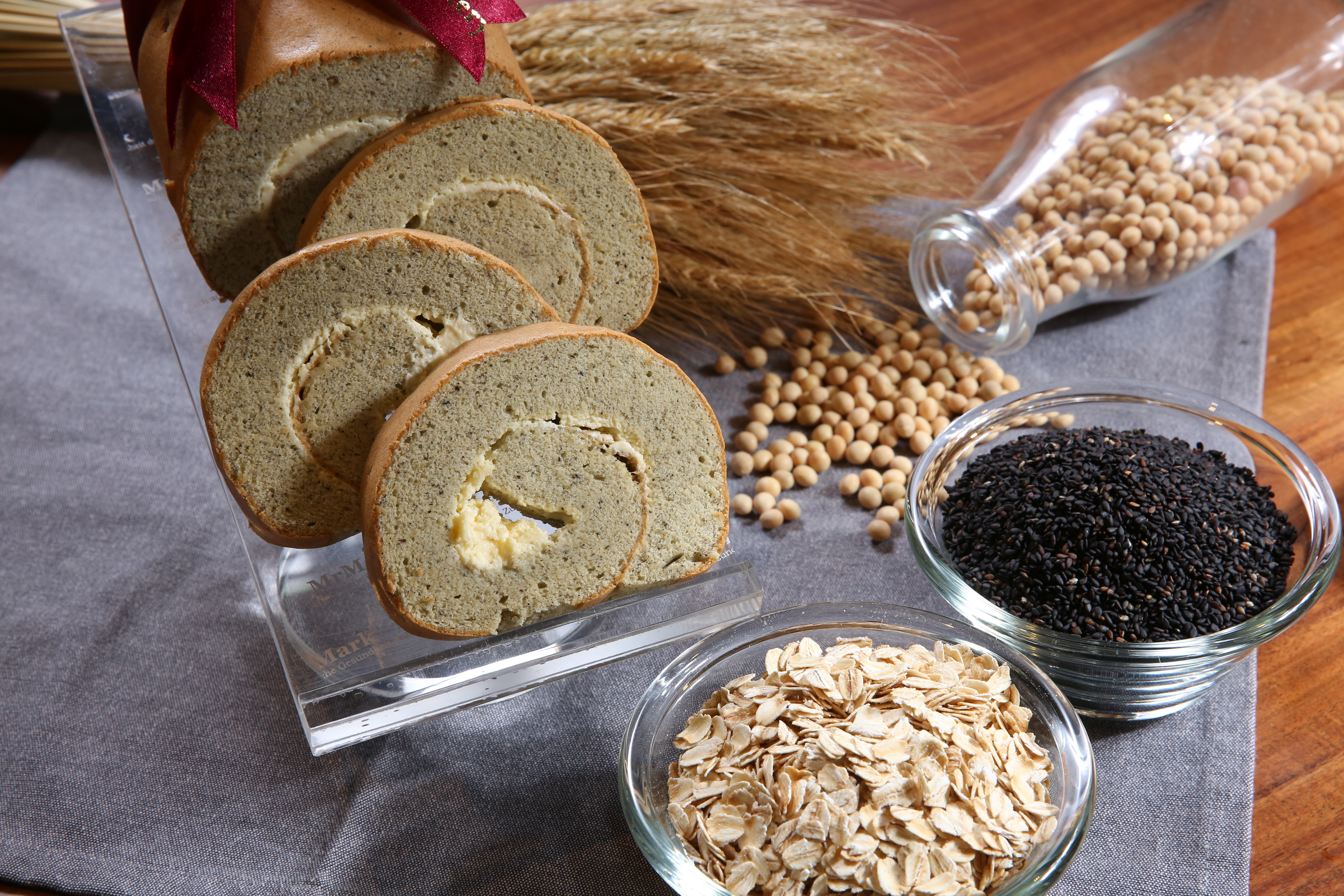 馬可先生蛋糕捲使用有機豆漿製成，不額外添加一滴水，圖為燕麥口味。（280元／條）