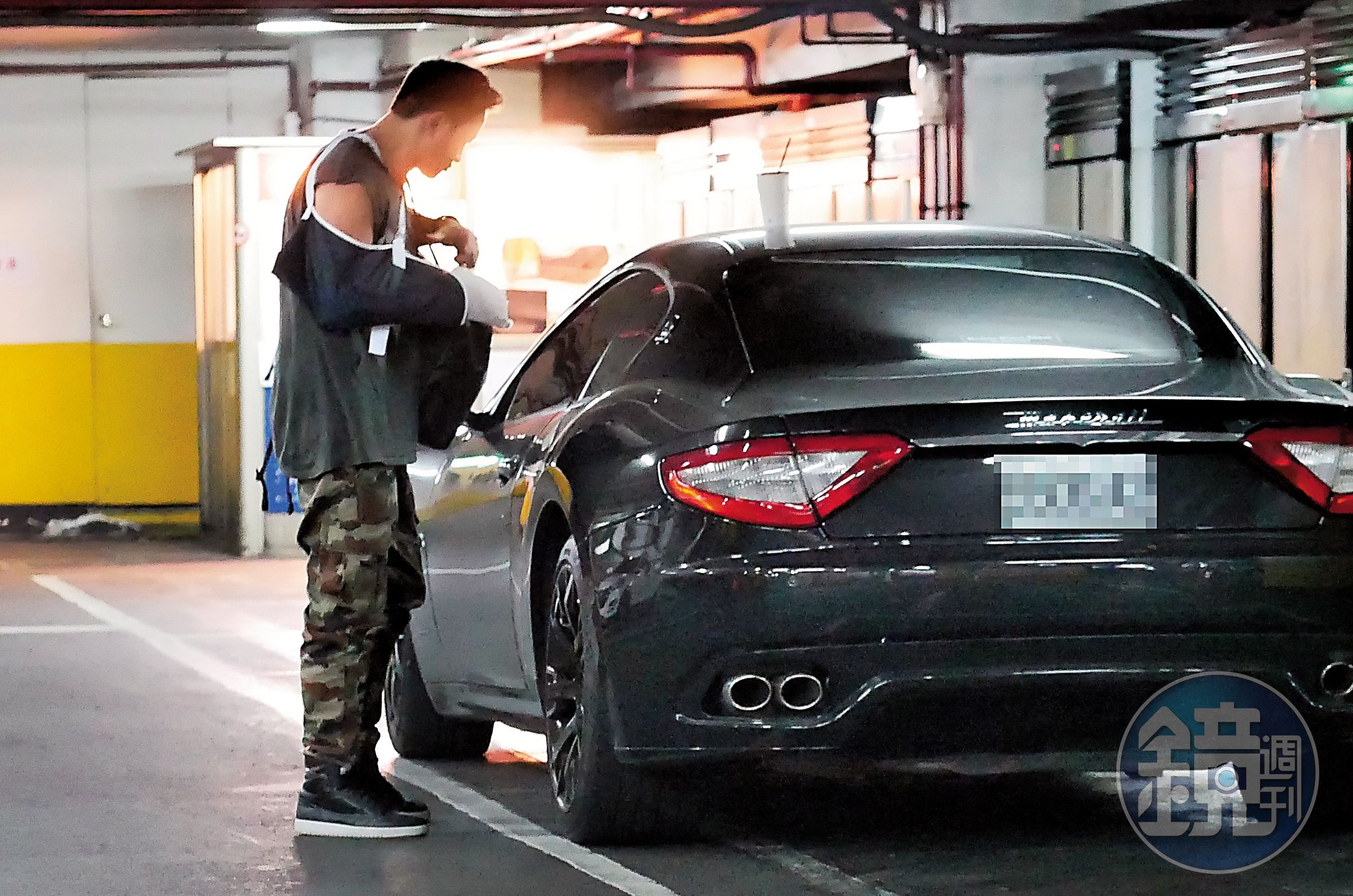 5月1日15：00，何潤東出沒在信義區Neo19地下停車場，他單手在包裡翻東翻西，看起來行動很不方便。