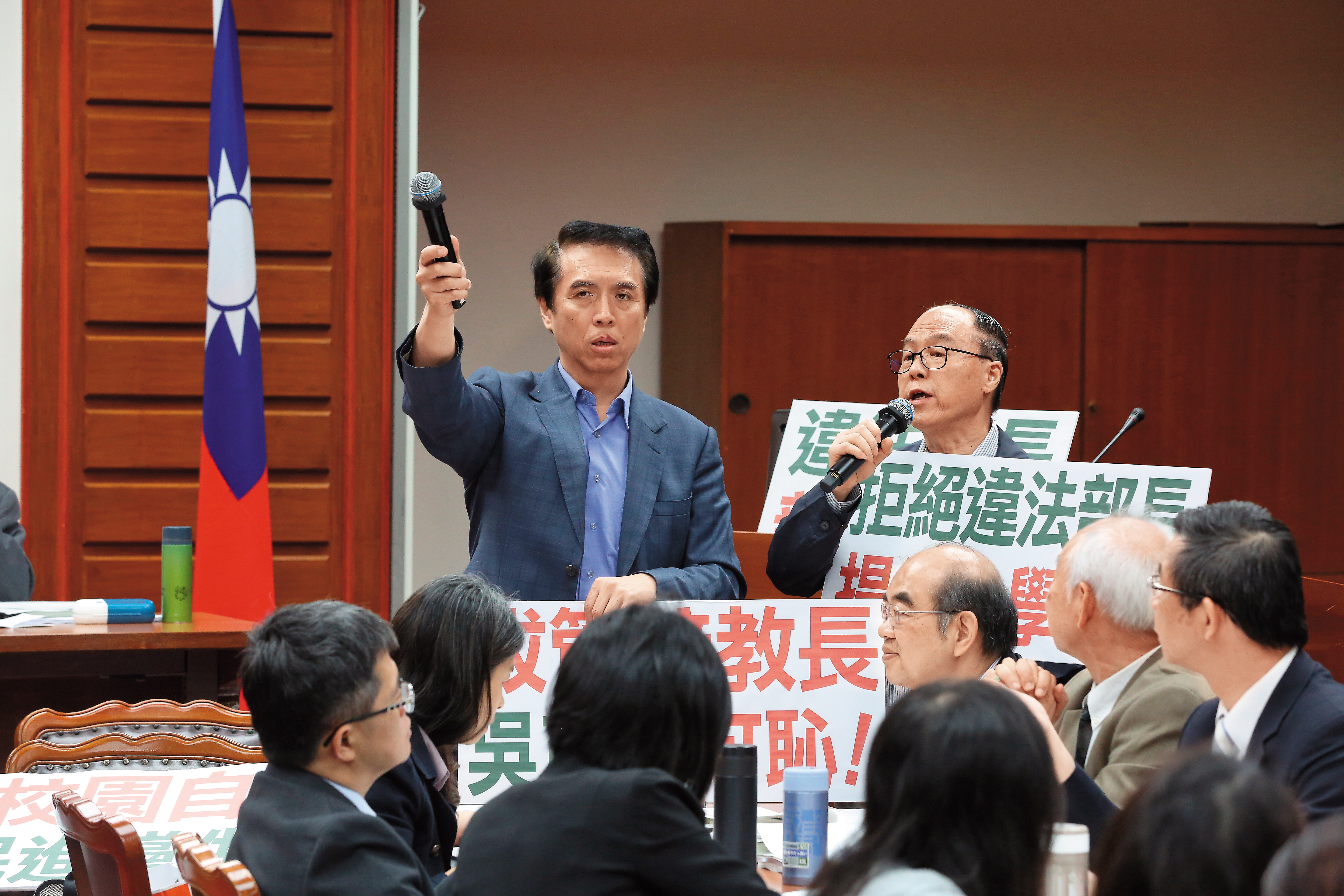 不滿拔管，陳學聖在立法院教委會杯葛教育部長吳茂昆，不讓吳拿麥克風，枯坐一天。