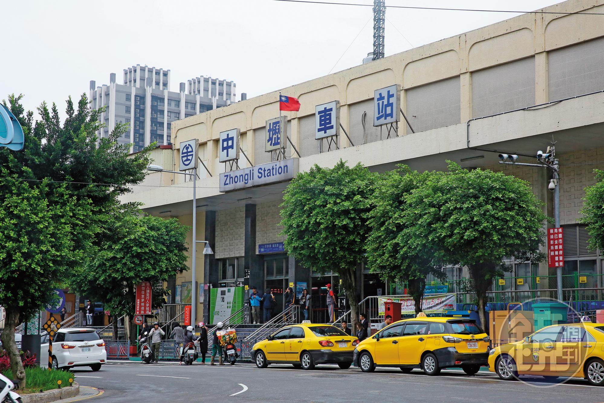 中壢火車站被評為全台最亂，陳學聖說，上任後一定立即改建，不要讓桃園蒙羞。