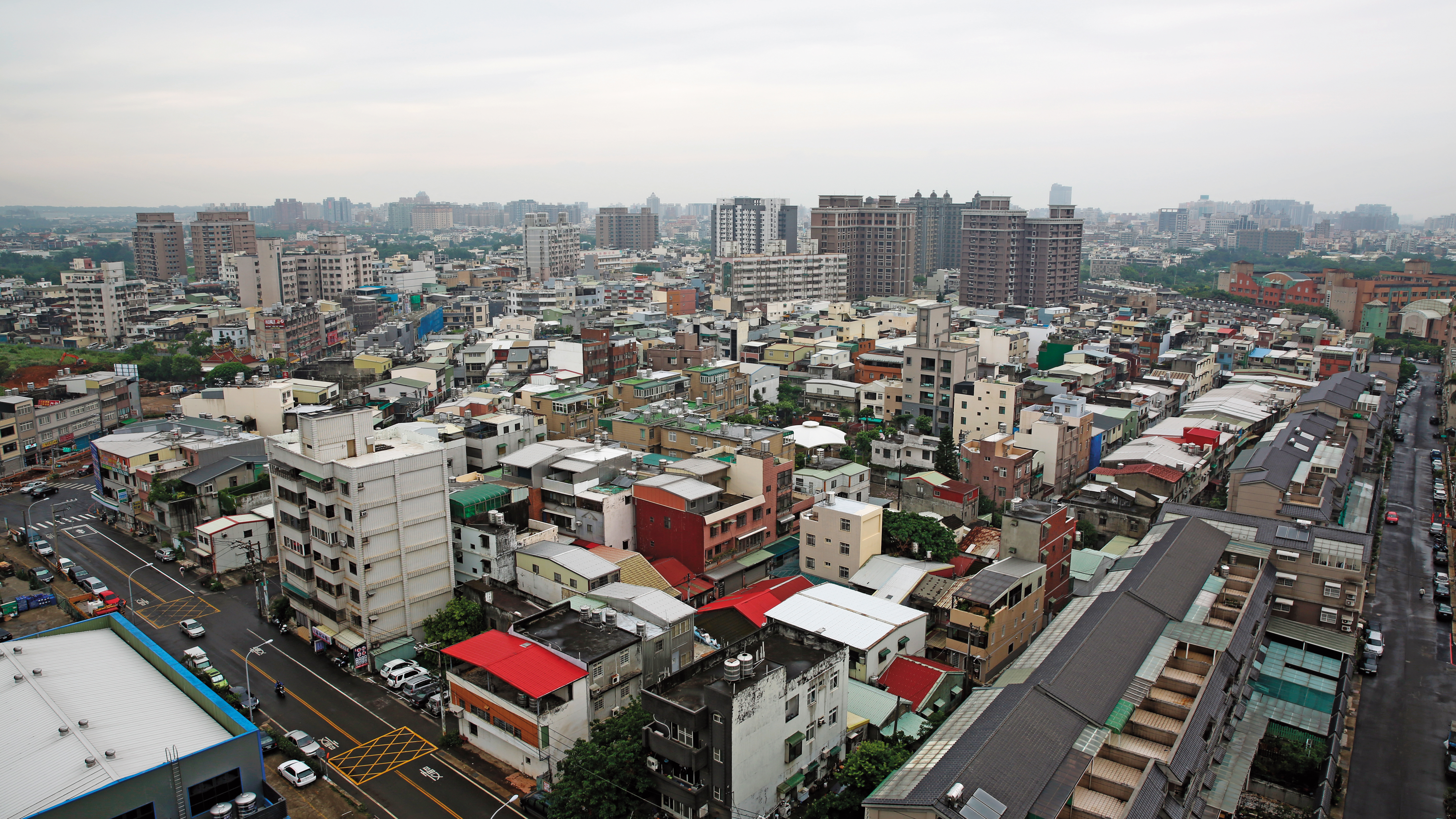 敬鵬大火引發工安質疑，陳學聖批桃園違建拆除率去年不到500件，在6都敬陪末座，市府放任違建不取締難辭其咎。