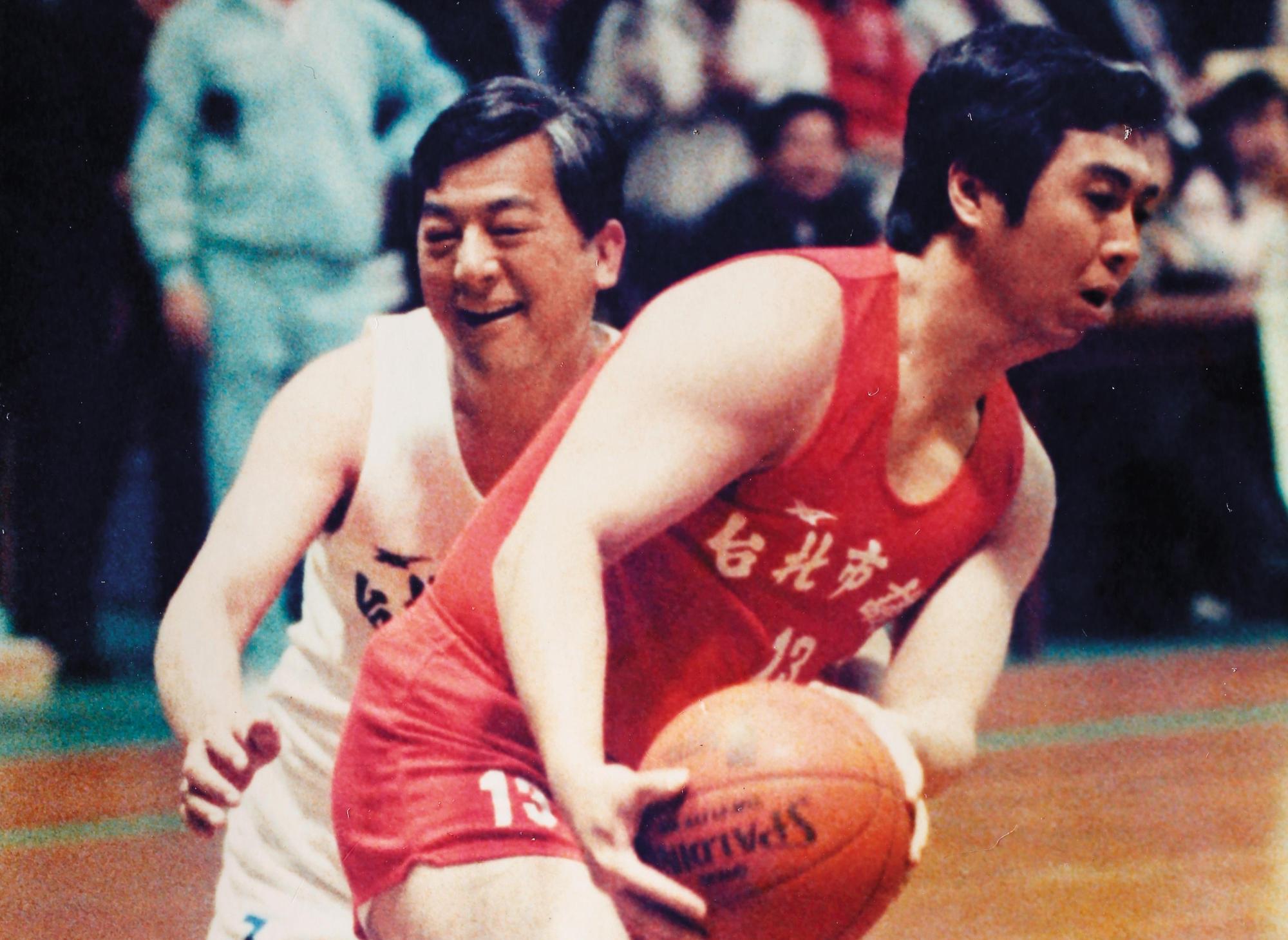陳學聖(右)曾擔任台北市議員,他找出與前台北市長黃大洲(左)打籃球的照片,笑說自己體力不減,選舉期間一定跑得很勤快。(陳學聖提供)