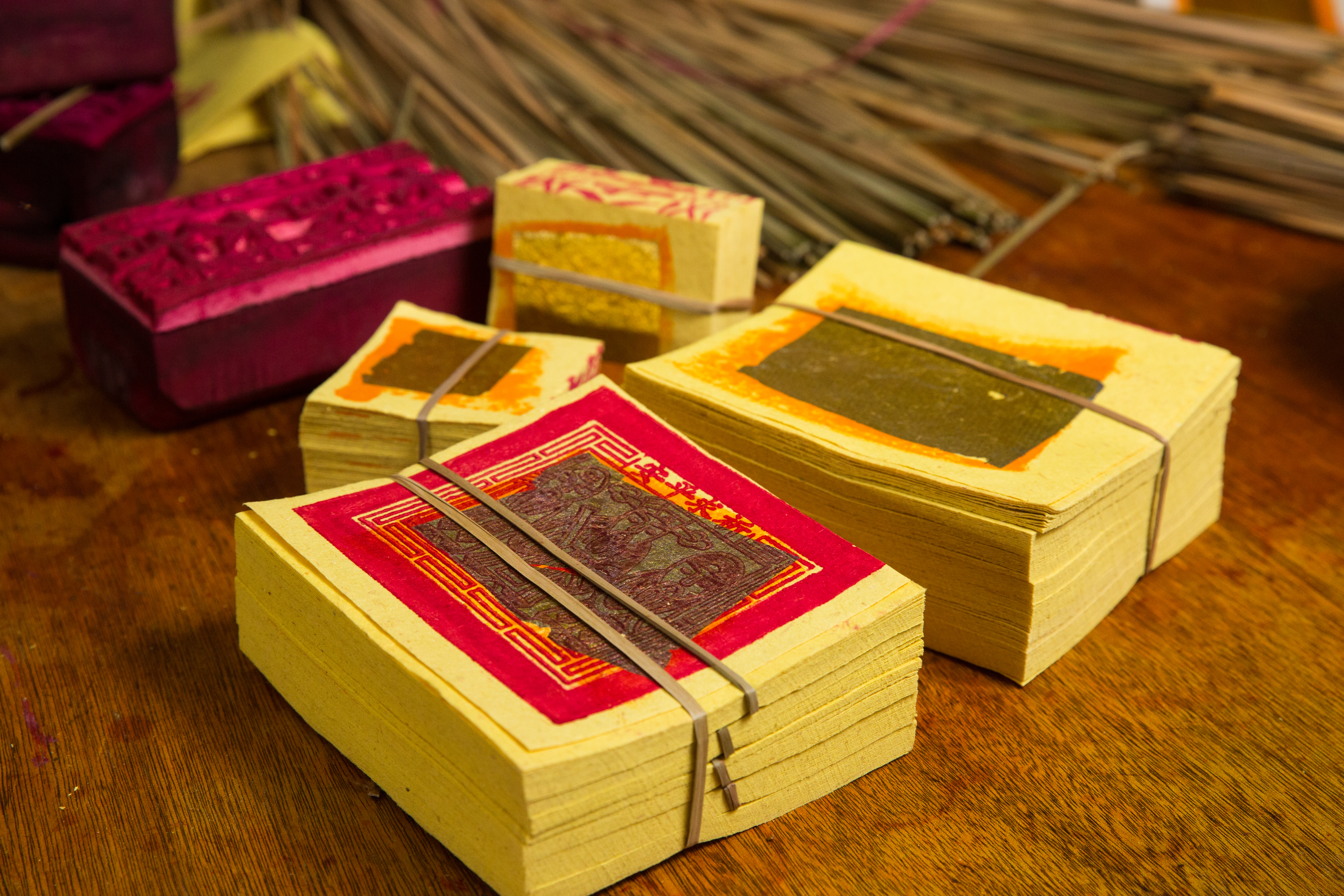 金紙上常見福祿壽與祈求平安的字樣，張益銘妙答，這是因為台灣人很假仙，表面祈求平安，內心都是想要更多的福祿壽。